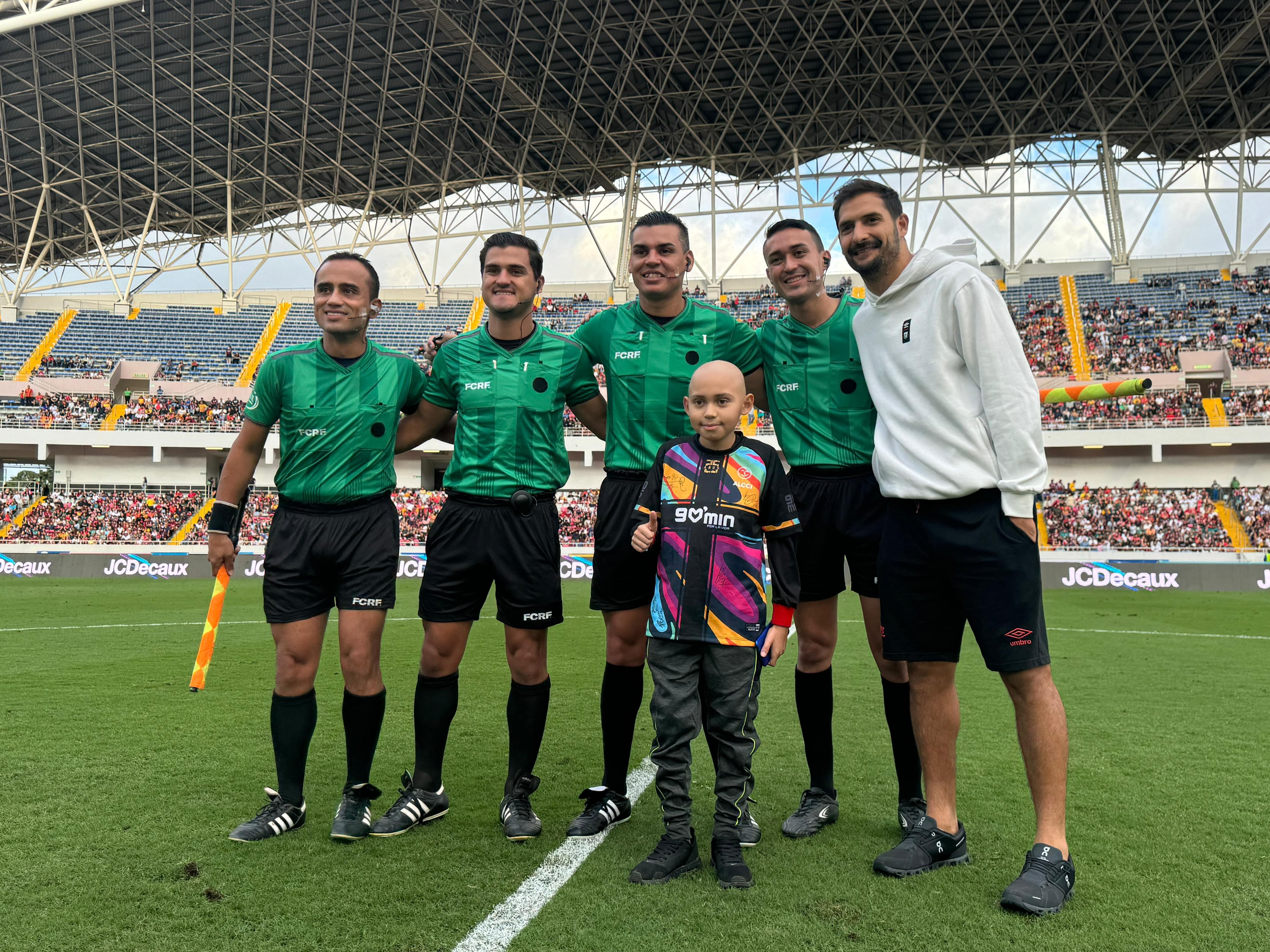 Jeison Navarro pudo conocer a su ídolo, el capitán de Alajuelense Celso Borges. Prensa LDA.