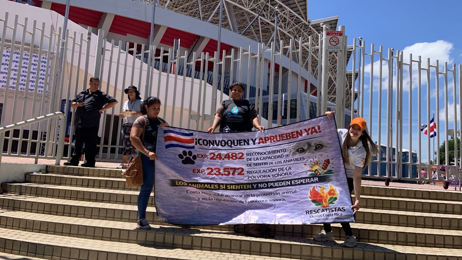 Defensores de los derechos de los animales acudieron a las afueras del INS estadio, durante el traspado de poderes, para pedir la convocatoria y aprobación de dos proyectos de ley que buscan proteger a las mascotas del sufrimiento y la exposición a la pólvora.