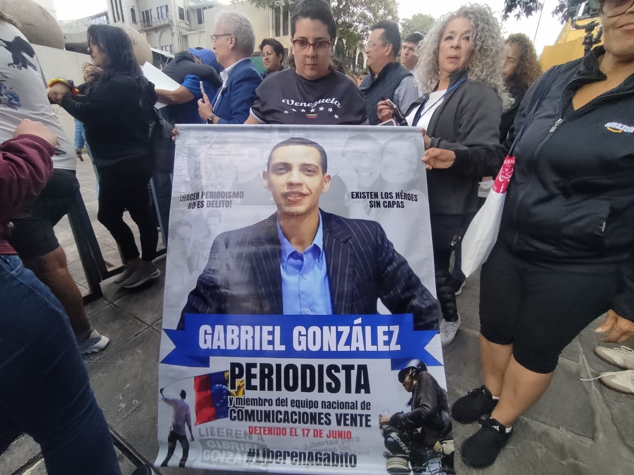 Ronymar Carapaica muestra una imagen de su primo, el periodista Gabriel González, quien permanece detenido como preso político en Venezuela.