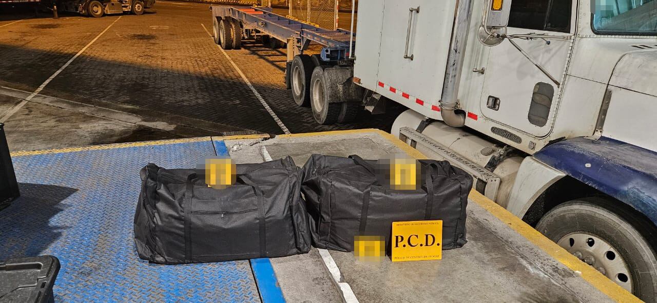 El conductor de este camión que estaba a punto de entrar al muelle de APM Terminals en Moín, deberá responder por 60 kilos de cocaína que llevaba. Foto: MSP