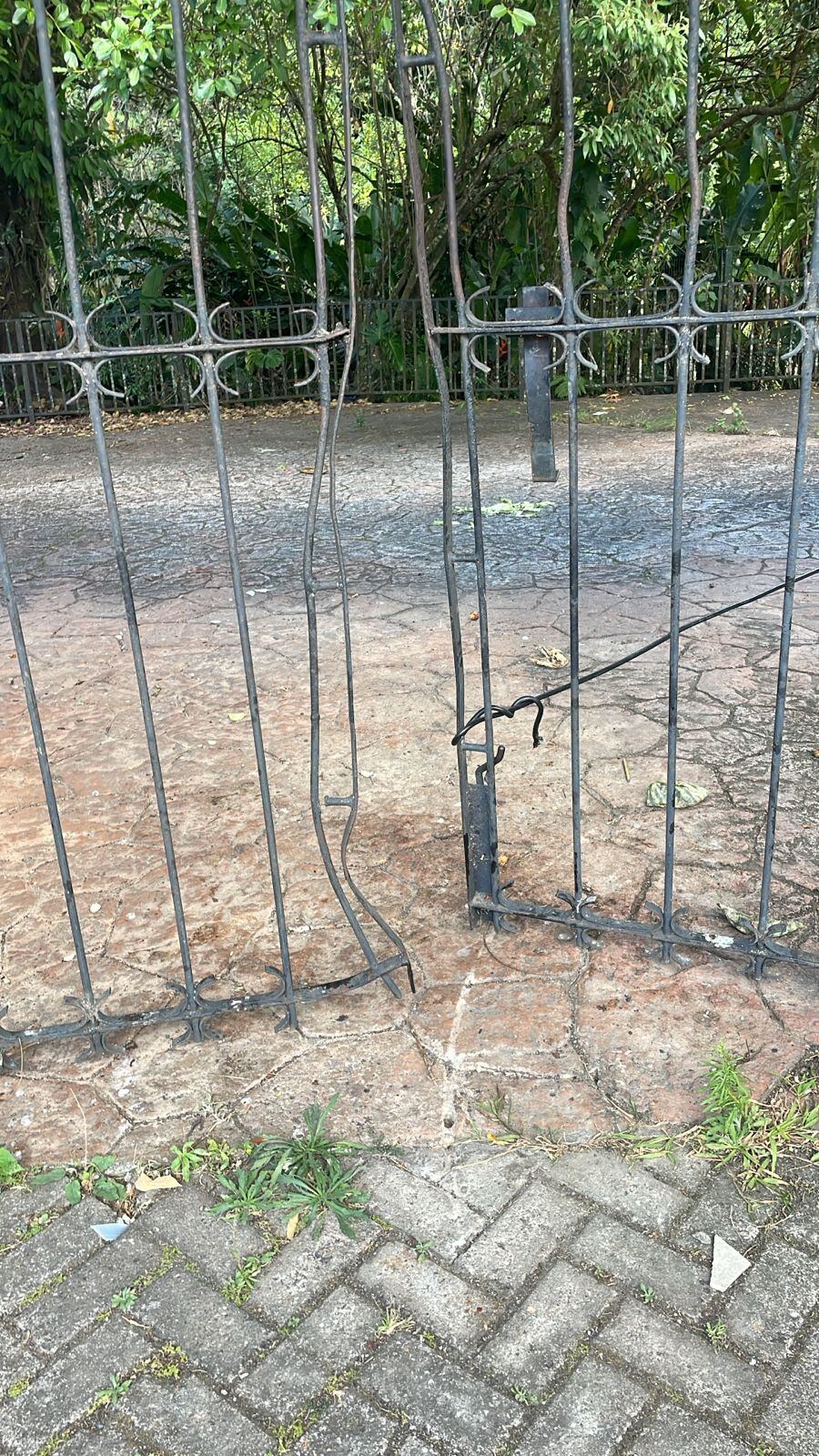 Un portón forzado y vandalizado para permitir entrada de personas.