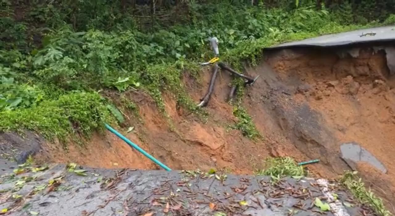 Deslizamiento provocó colapso de carretera en Puriscal.