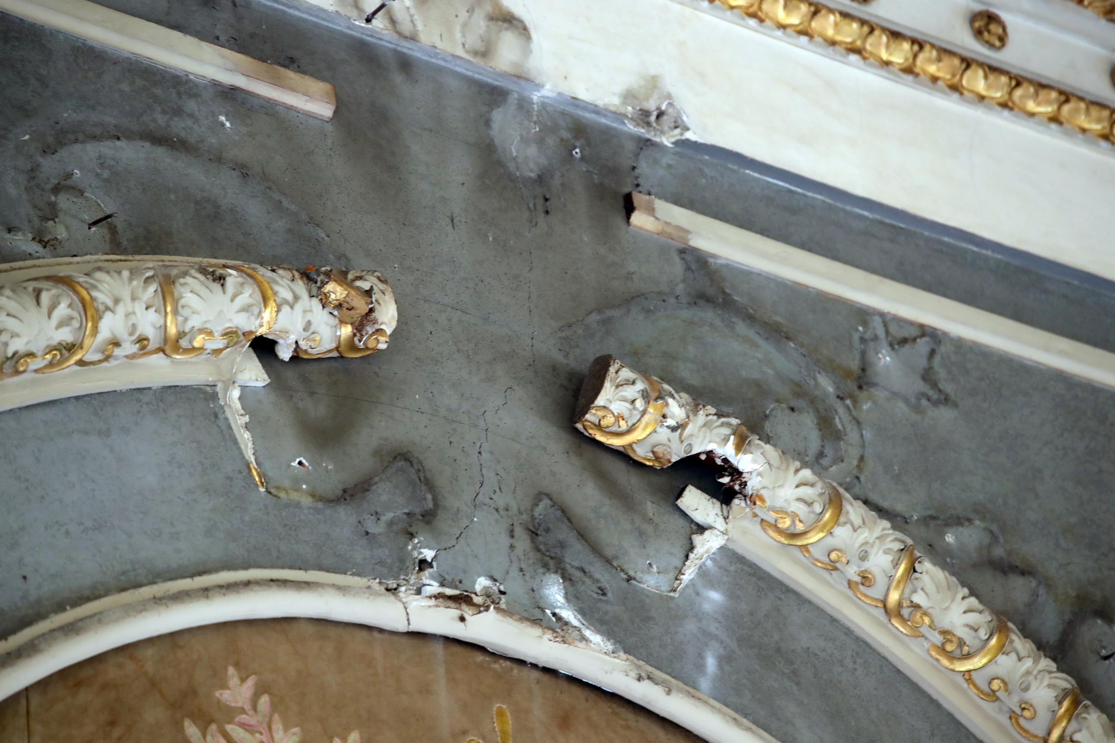 Imagen de una pieza destruida del Teatro Nacional.