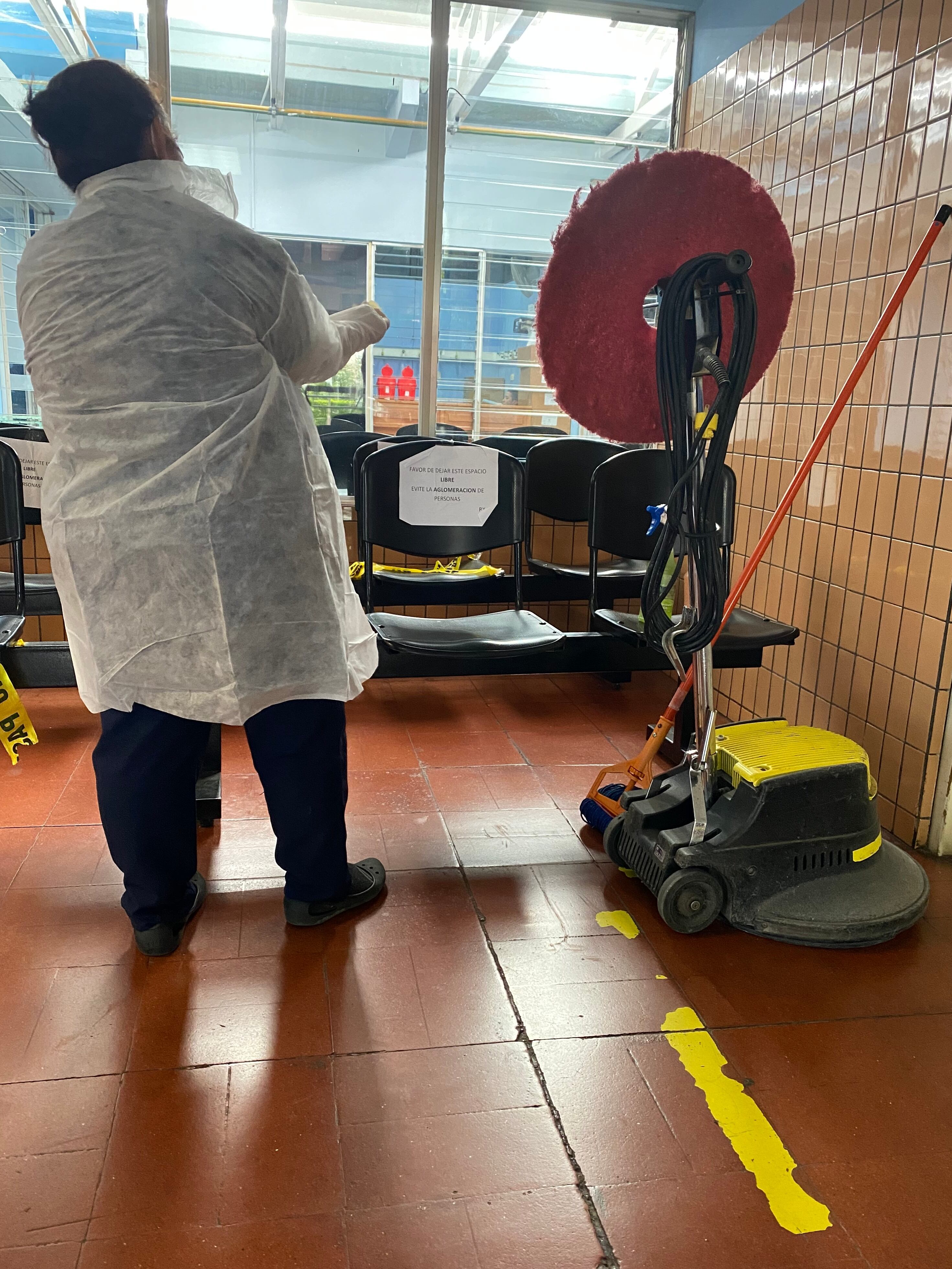 Personal de limpieza se preparó y llegó con varios desinfectantes a limpiar las zonas en las que estuve con mi abuela. Foto: F. Matarrita