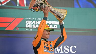 Norris gana el GP de Brasil de F1 y abre brecha, aunque Verstappen se niega a rendirse