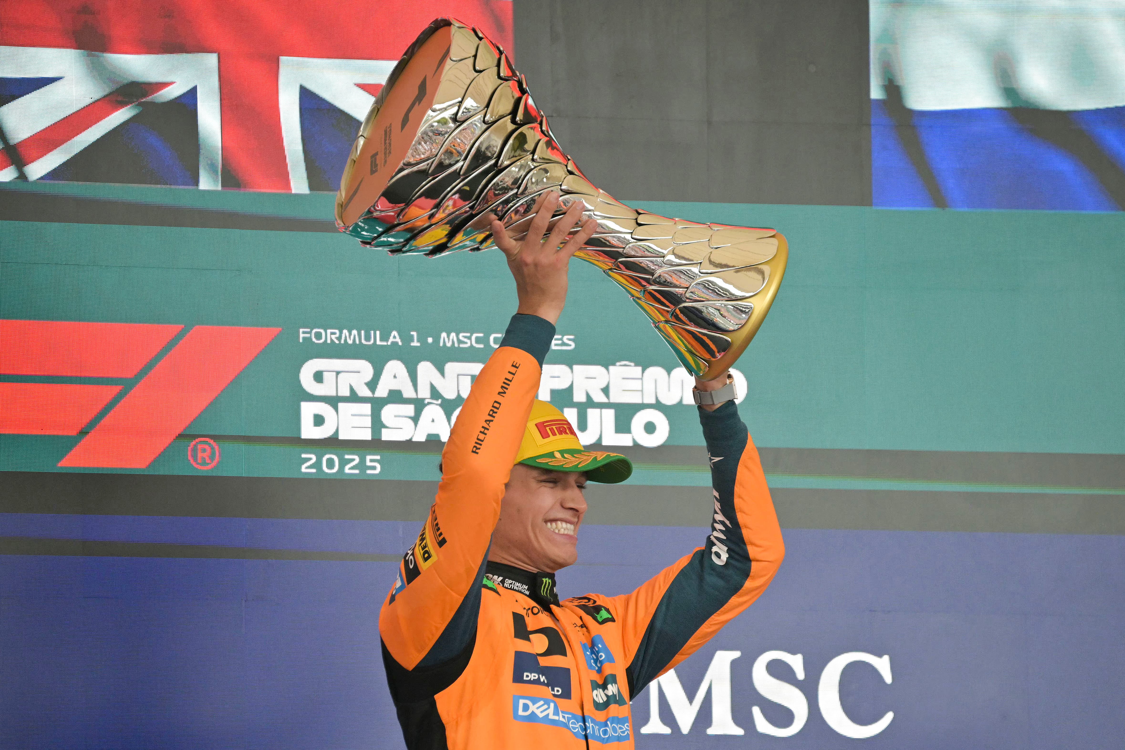 El británico de McLaren's British Lando Norris levanta el trofeo que lo acredita como campéon en el Gran Premio de Fórmula 1 de Sao Paulo, Brasil.