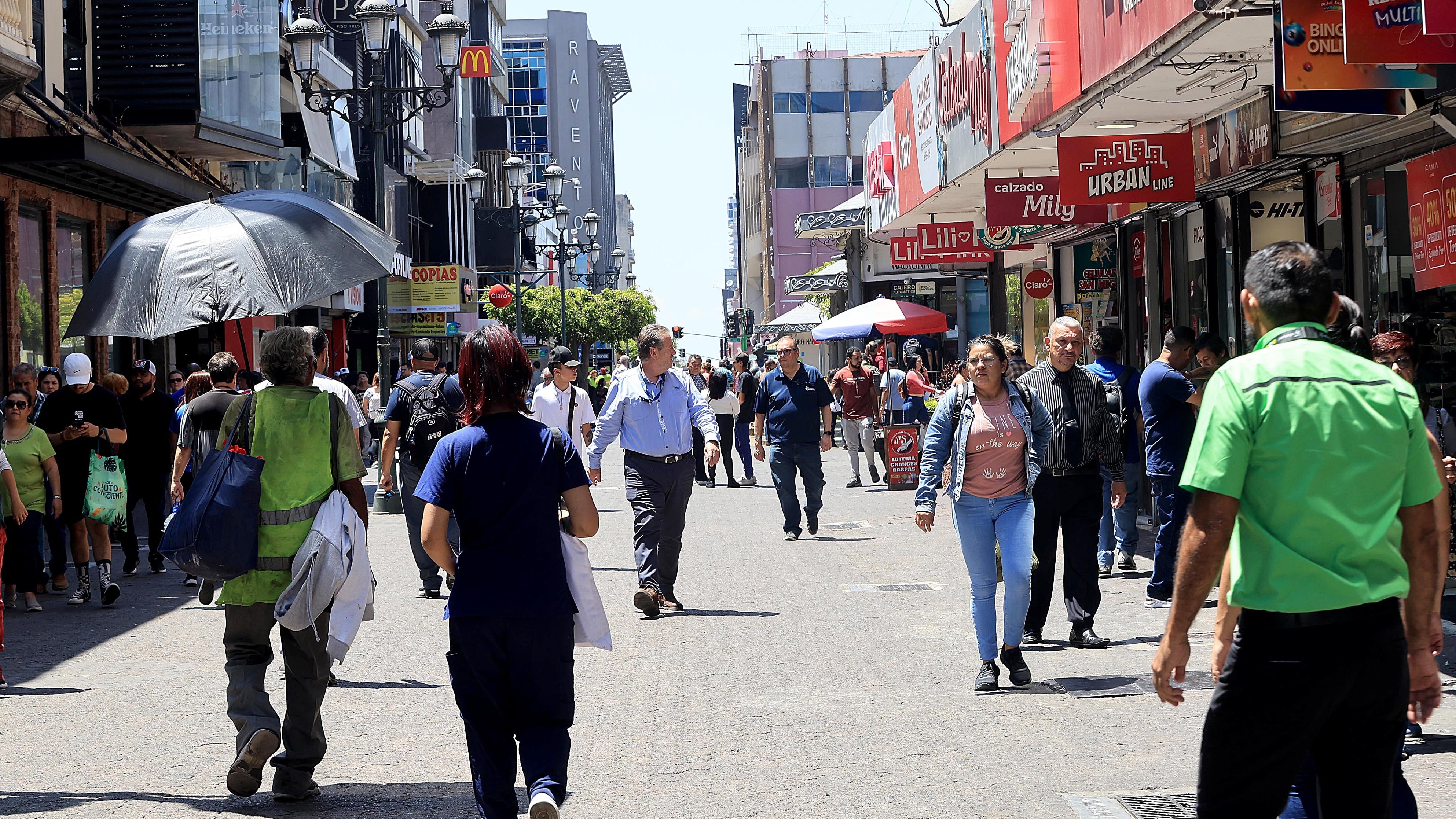 05/03/2024 San José. El calor intenso y temperaturas por encima de lo habitiual se sintieron este martes a mediodía. Así estea el clima por estos días y algunos recurren a las sombrillas y las aves, como las palomas de la Plaza de la Cultura se refrescan con el agua de la fuente. Foto: Rafael Pacheco Granados
