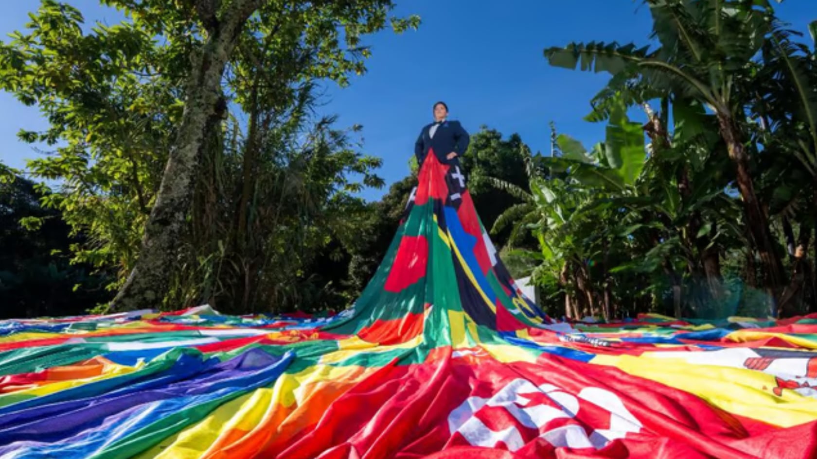 La instalación artística confeccionada con banderas de más de 70 países será uno de los principales símbolos de la Marcha del Orgullo 2026 en San José.
