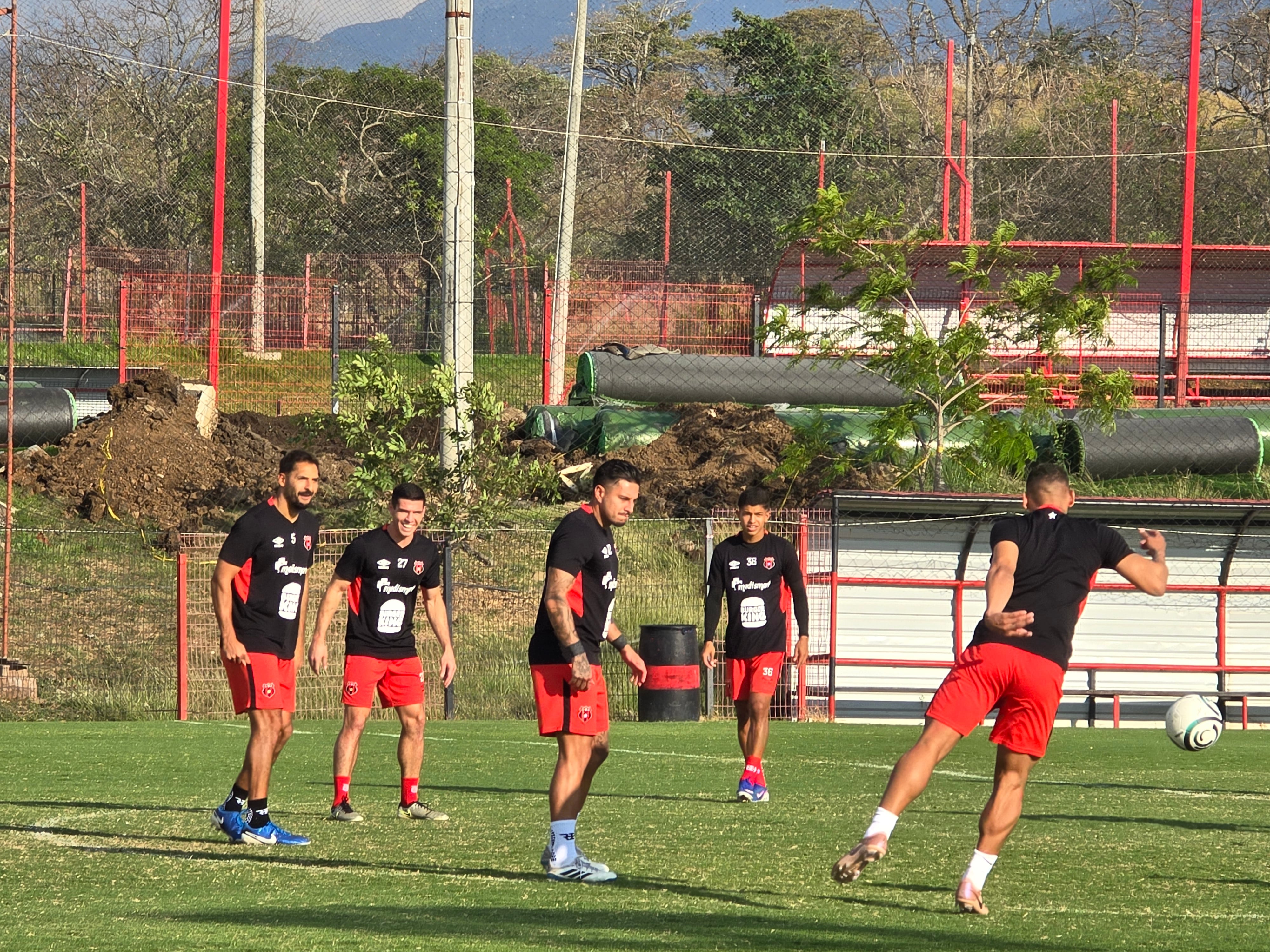 Liga Deportiva Alajuelense permitió ver quince minutos de su práctica antes del juego ante LAFC, tal y como lo dicta el protocolo de Concacaf en Concachampions.