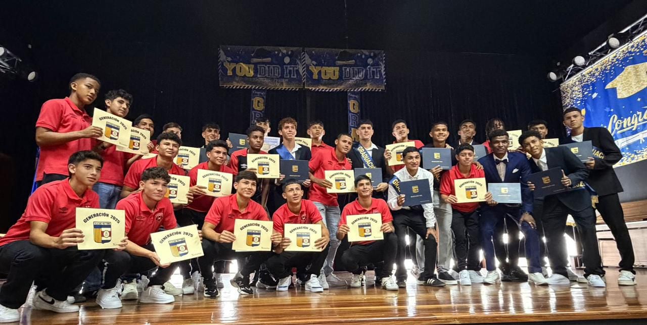 Liga Deportiva Alajuelense y el Colegio Calasanz vivieron un día importante, con la graduación de 31 muchachos.