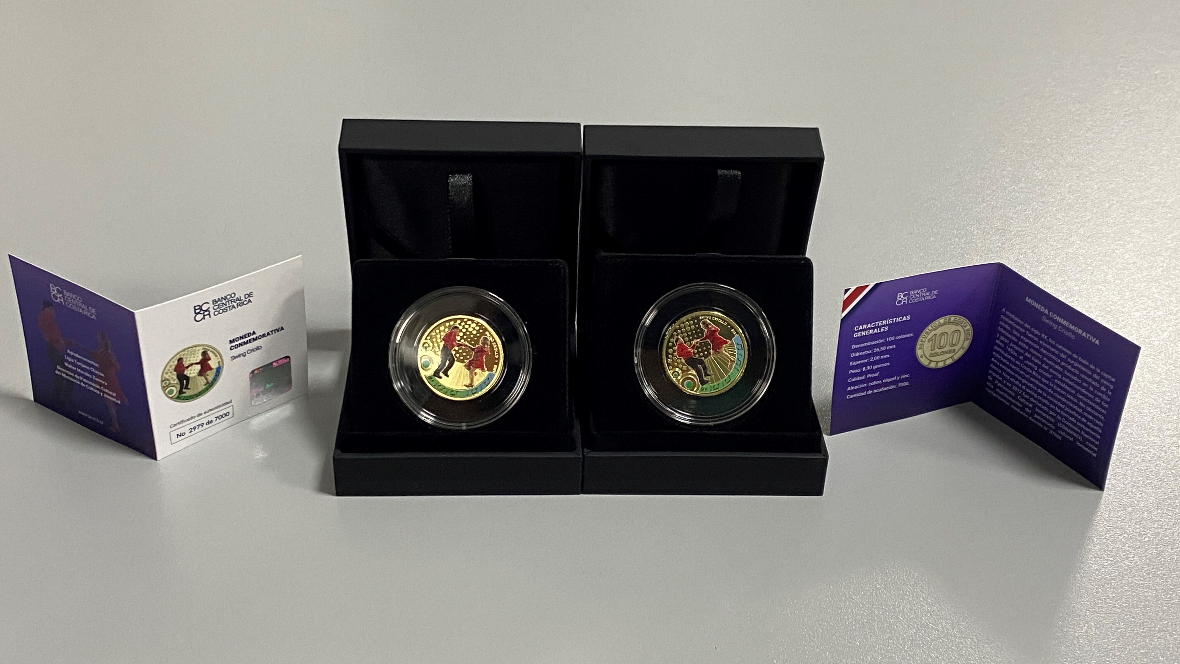 La moneda está disponible en acrílico o estuche.