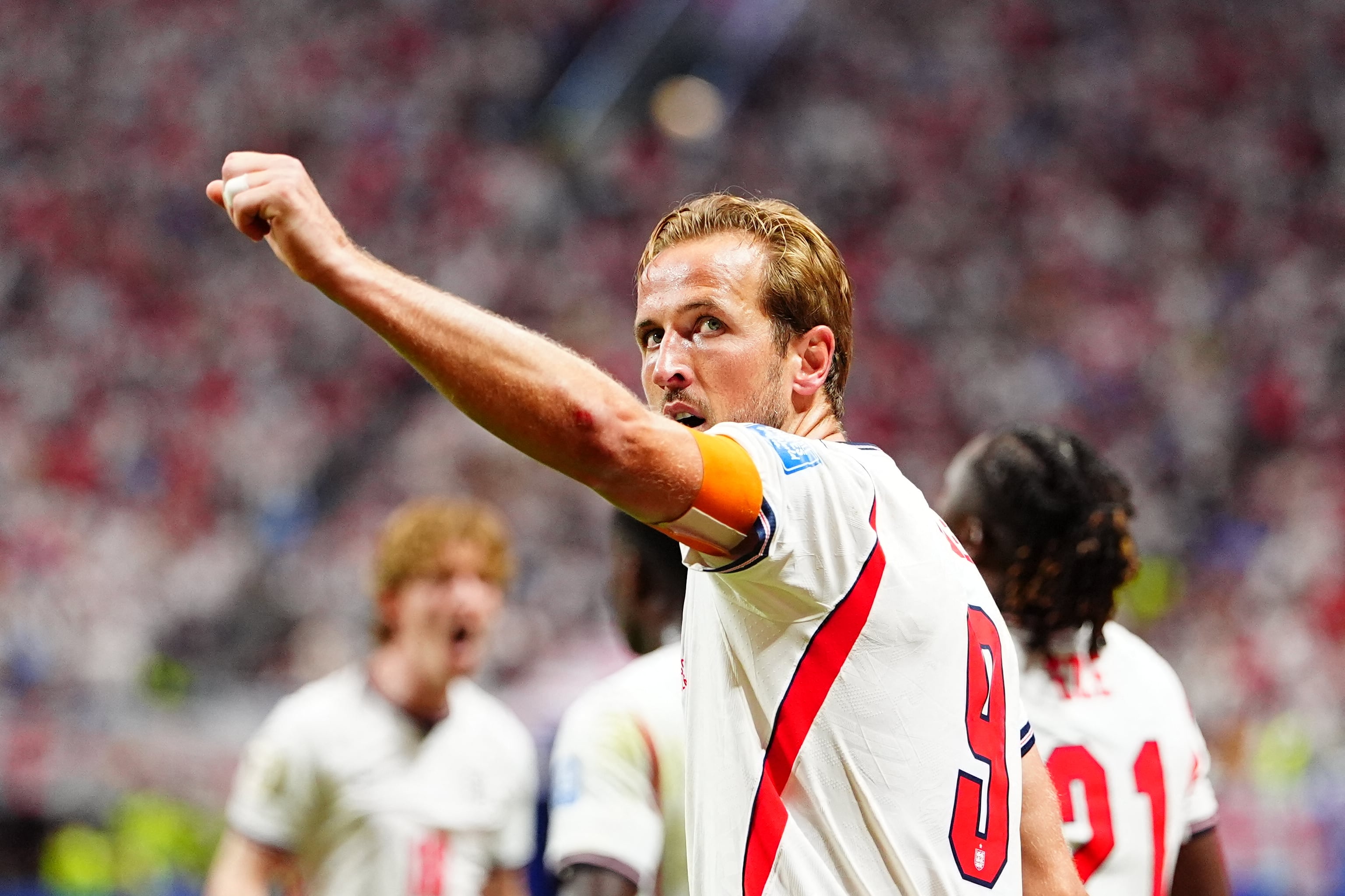 Con cinco goles en este Mundial, Harry Kane es la gran figura de Inglaterra. Aquí celebra una de sus anotaciones ante RD Congo, para obtener el pase a octavos de final.