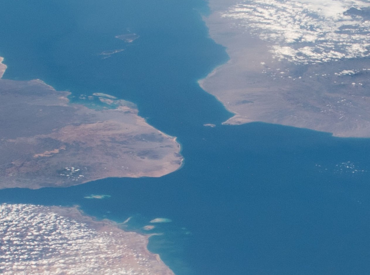 Fotografía de Bab el-Mandeb (el estrecho entre el mar Rojo y el golfo de Adén), tomada desde el espacio durante la Expedición 62 de la ISS.