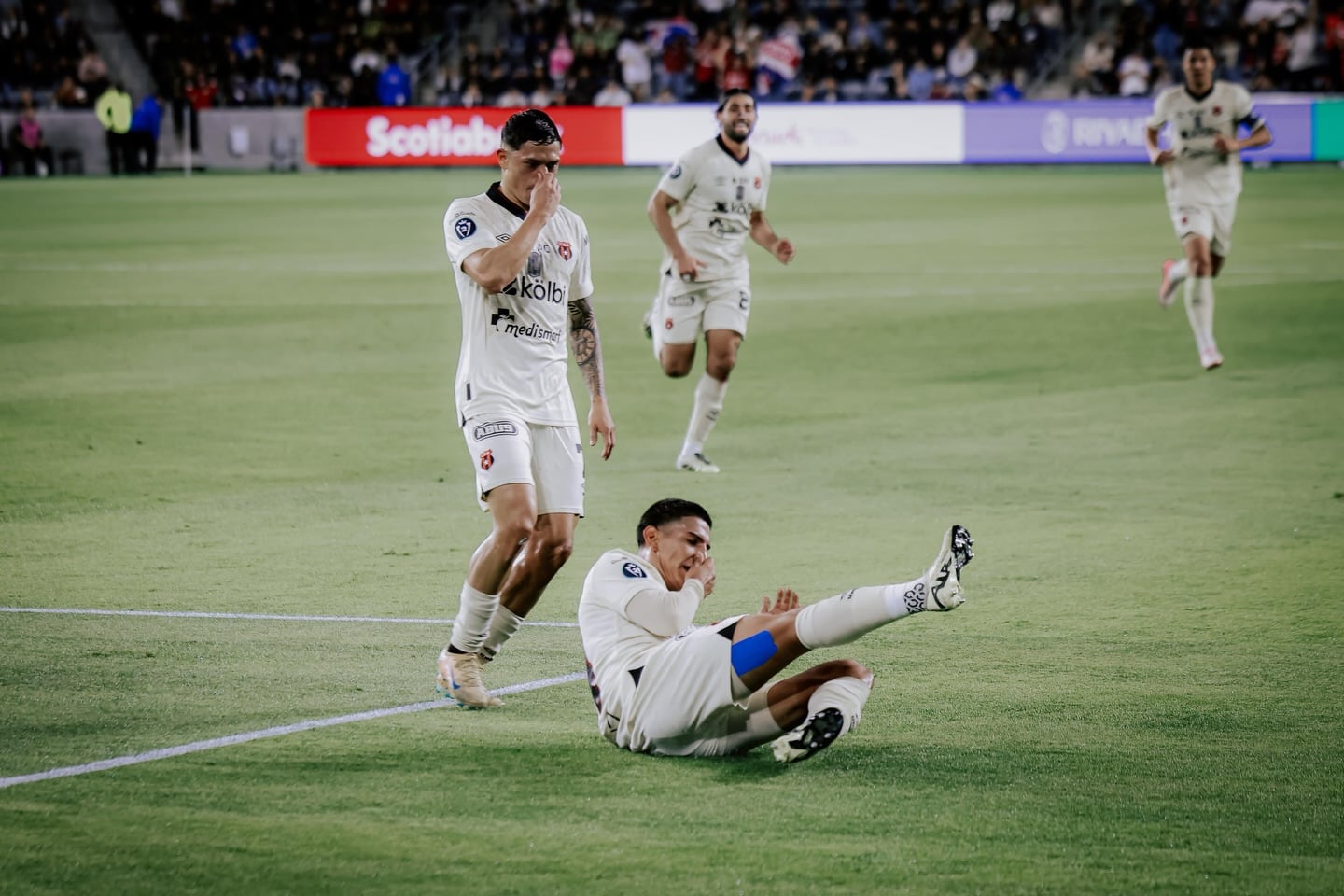 Alejandro Bran hizo su celebración favorita al anotarle a LAFC en Los Ángeles con Liga Deportiva Alajuelense y lo acompaña Anthony Hernández.