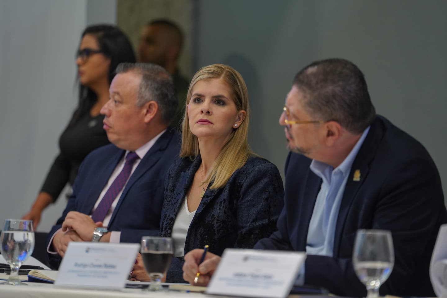 La presidenta Laura Fernández se dirigió al sector productivo en el encuentro sobre el Acuerdo Transpacífico. A su lado, el vicepresidente Francisco Gamboa; y el ministro de Hacienda y la Presidencia, Rodrigo Chaves.