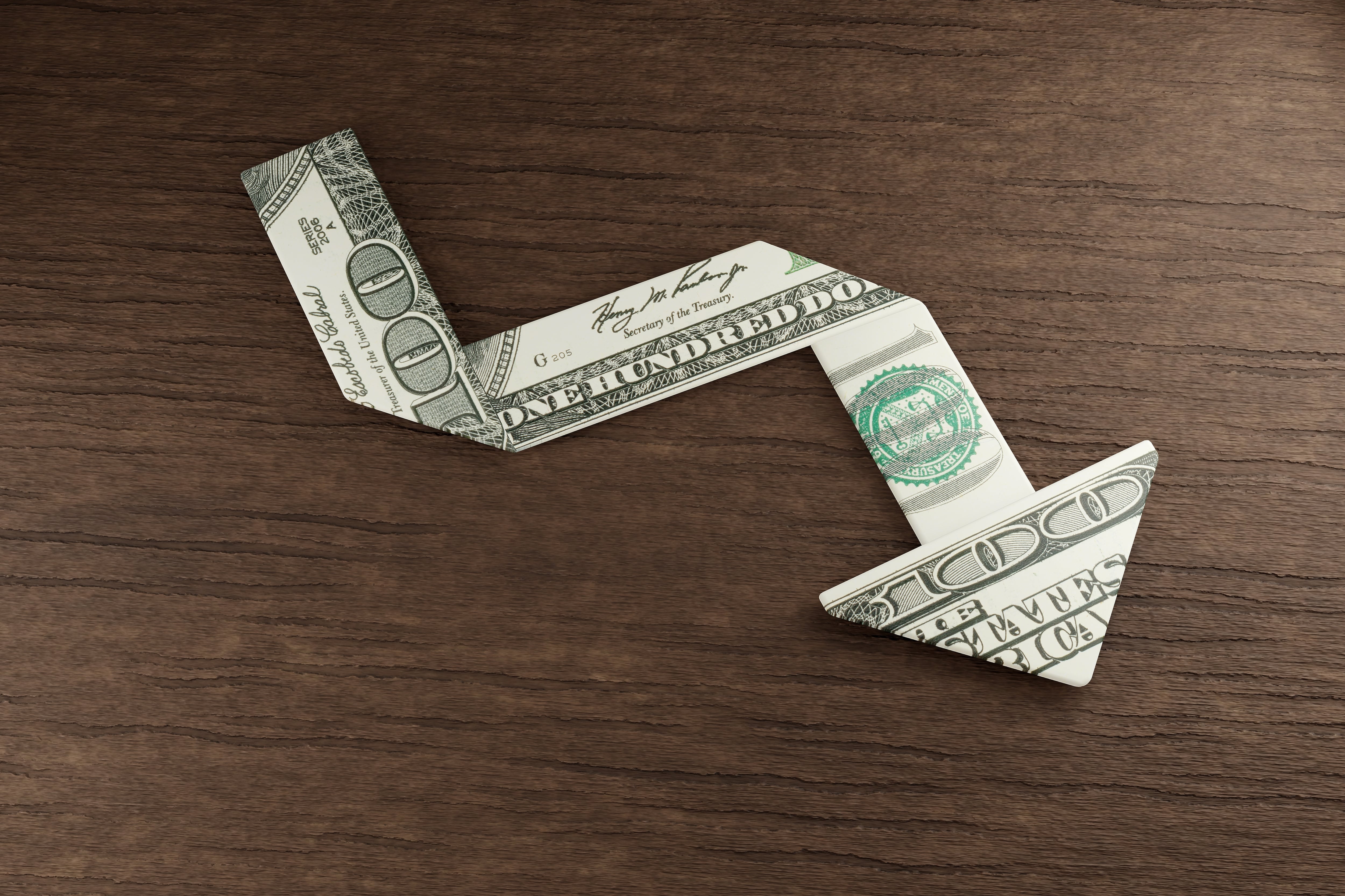 Papeles y reportes financieros sobre inversión extranjera directa en Costa Rica, relacionados con la caída de la IED desde Estados Unidos y el análisis económico del BCCR y Procomer