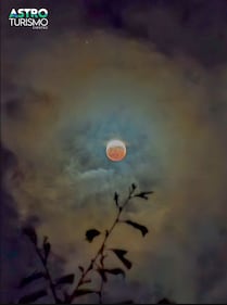 Categoría fotografía con teléfono móvil: Drama en el Eclipse. Eclipse parcial lunar del 27-8-2026. Móvil Samsung S 25, f 3,4 1/15s, ISO 2500. Uruca en San José.