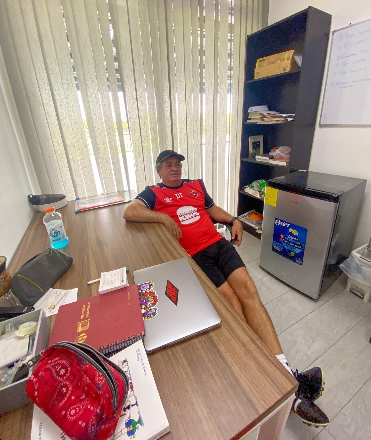 Óscar Ramírez se sentó a conversar de fútbol en una de las oficinas en el CAR.