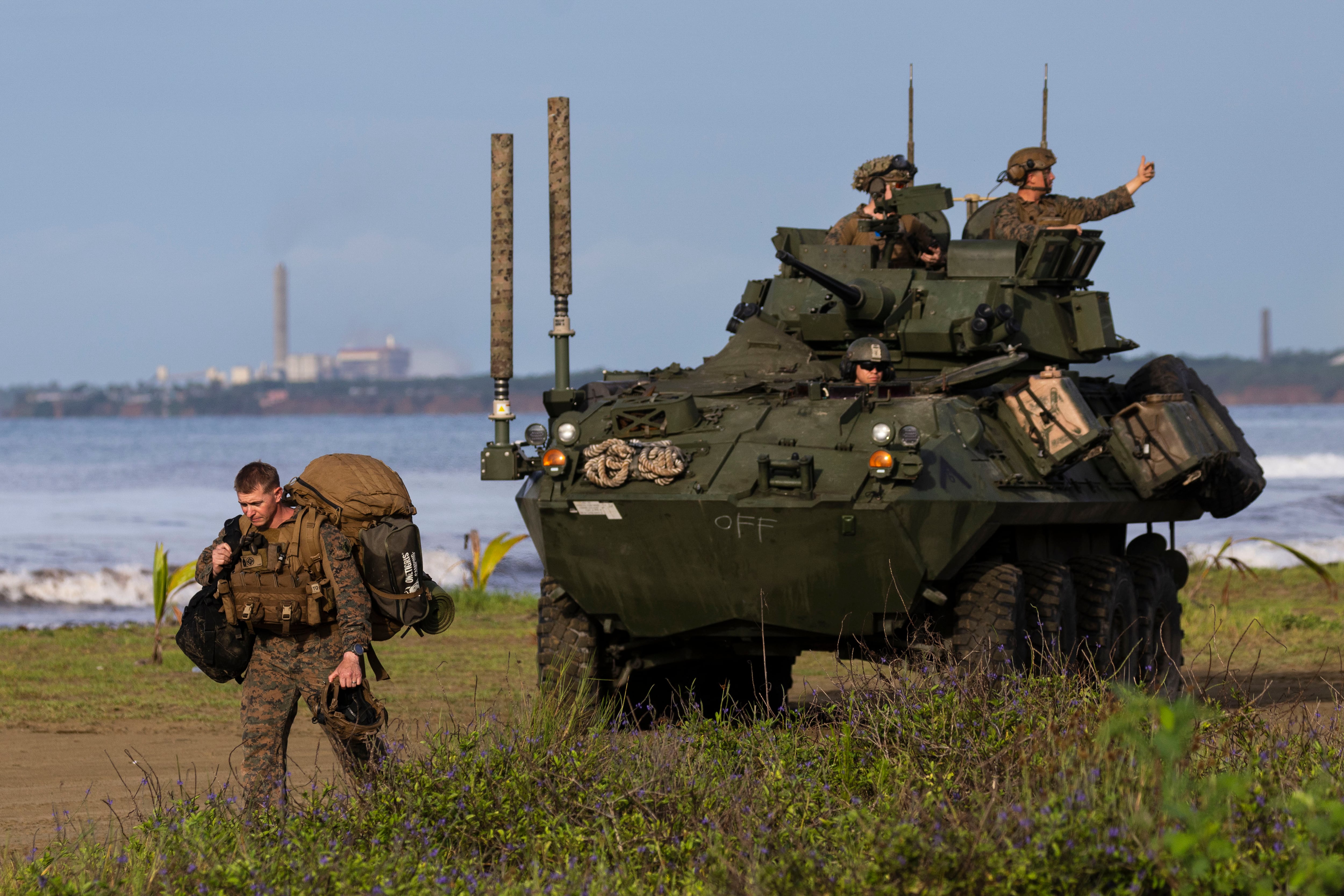 Integrantes de la 22ª Unidad Expedicionaria de Infantería de la Marina de Estados Unidos realizan maniobras en la playa El Faro, en Arroyo, el 25 de septiembre de 2025, como parte de ejercicios militares en la costa sureste de Puerto Rico. Estas prácticas se desarrollan en un contexto de aumento de la presencia militar estadounidense en el Caribe ante el conflicto con Venezuela. En un comunicado, la unidad indicó que “el terreno desafiante y el clima tropical de Puerto Rico proporcionan un entorno ideal para entrenamientos anfibios realistas y para perfeccionar habilidades especializadas como patrullaje, reconocimiento y supervivencia”. La imagen fue seleccionada por su fuerza visual y su valor documental.