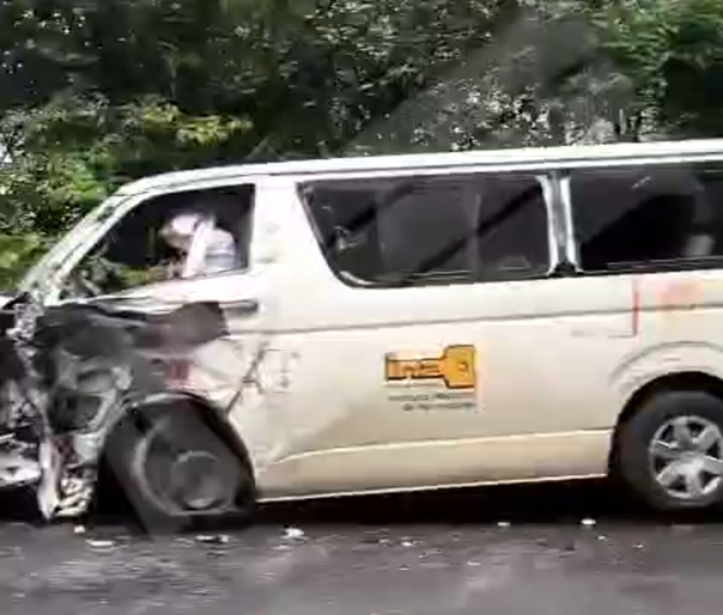 Choque de camión contra buseta en la ruta 32 deja tres pacientes graves ...