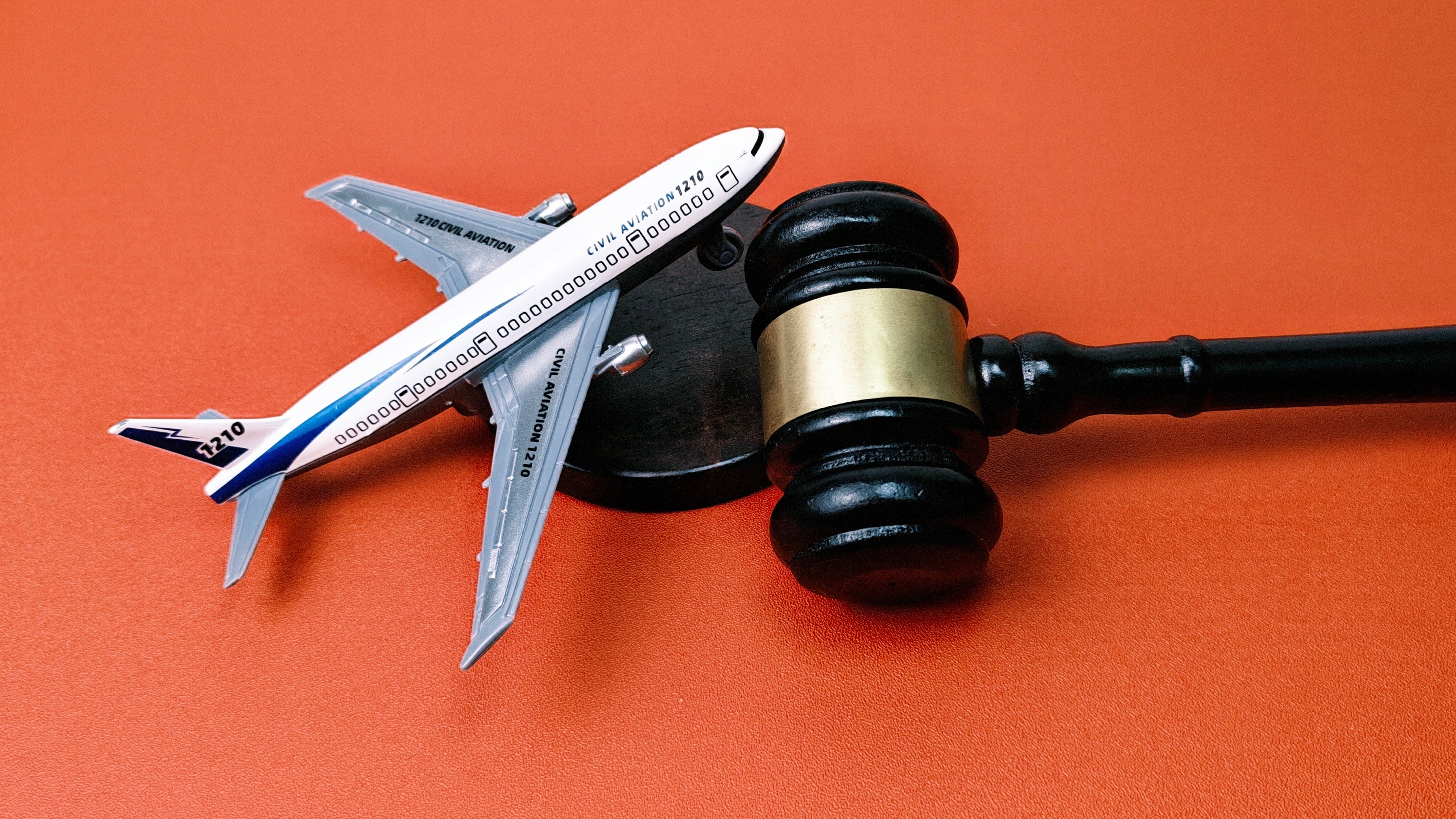 Concepto de extradición. Mazo de juez y avión a escala
