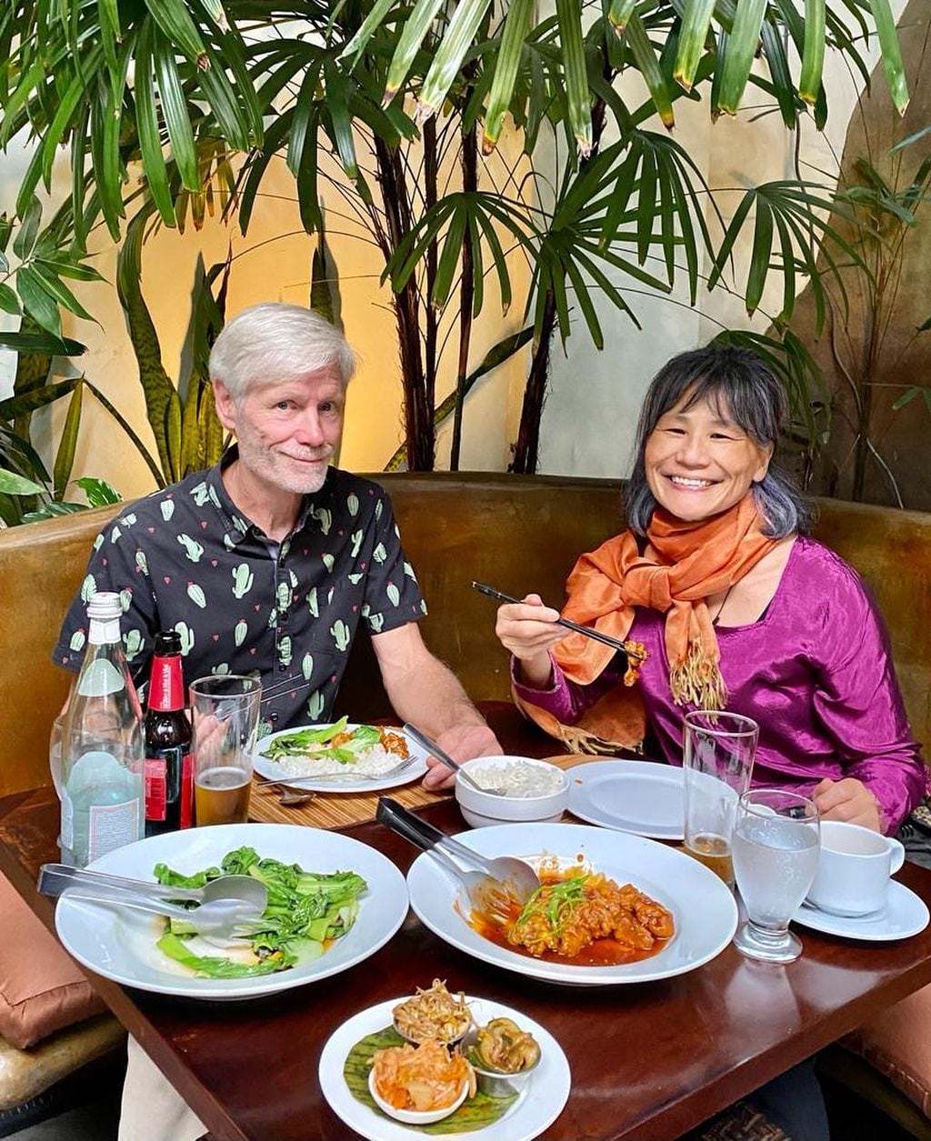 María Hon y Robert Faulstich en el comedor del Tin Jo, el restaurante que heredaron de los padres de ella y transformaron en referente de la gastronomía asiática en Costa Rica. Faulstich cumplirá 70 años y dedicará su tiempo a un proyecto de reforestación en Barrio México; Hon, al Chi Kung y al trabajo espiritual.