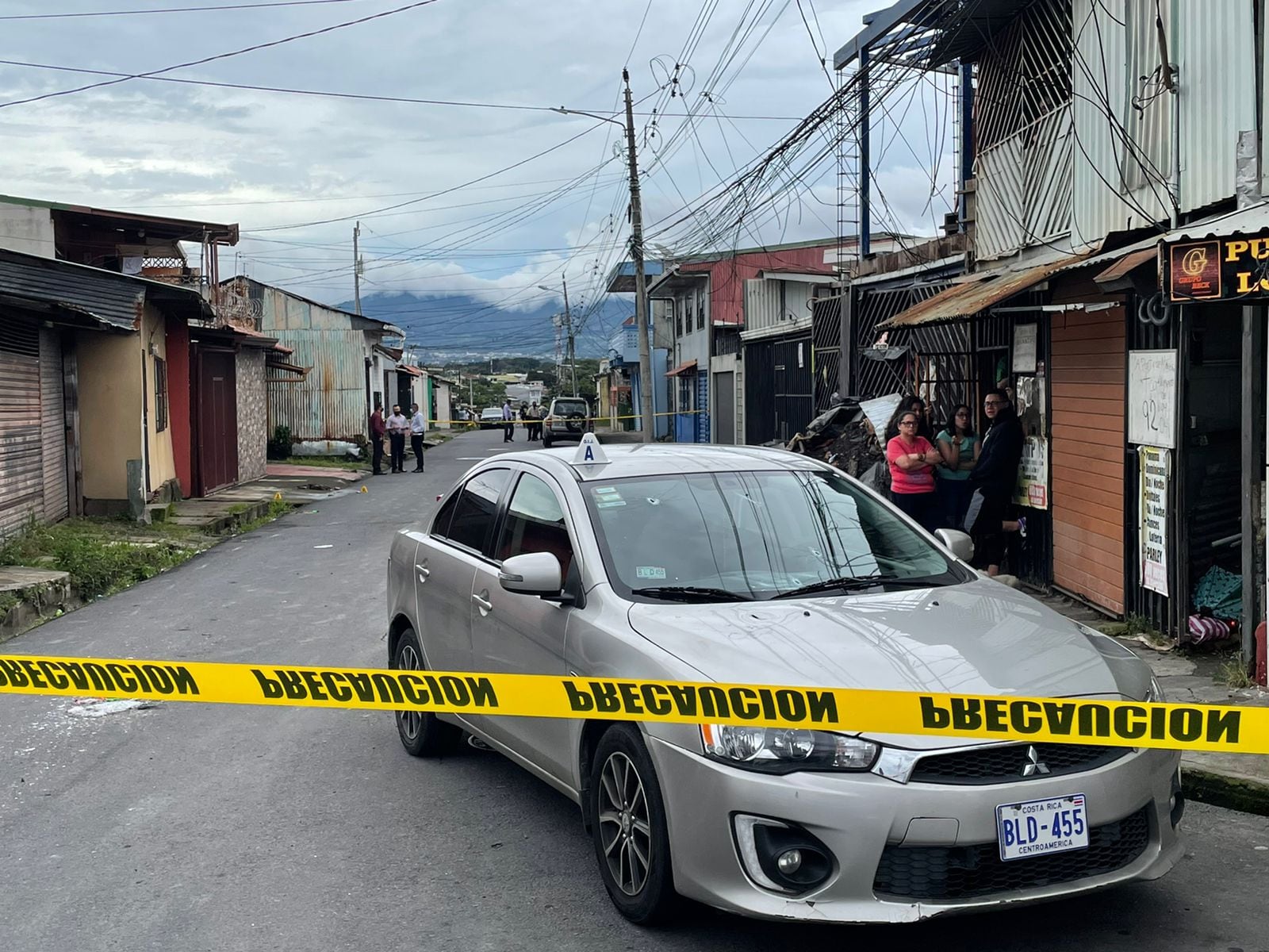 En el parabrisas de este vehiculo quedaron las marcas del mortal tiroteo registrado este viernes en Cinco Esquinas. Foto: Alonso Tenorio.