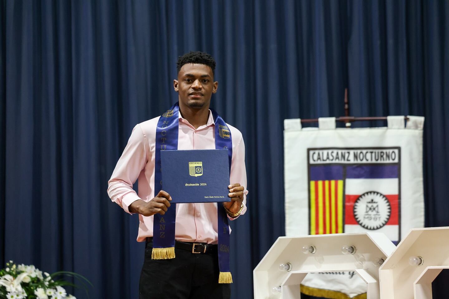 Rashir Parkins se graduó como bachiller.