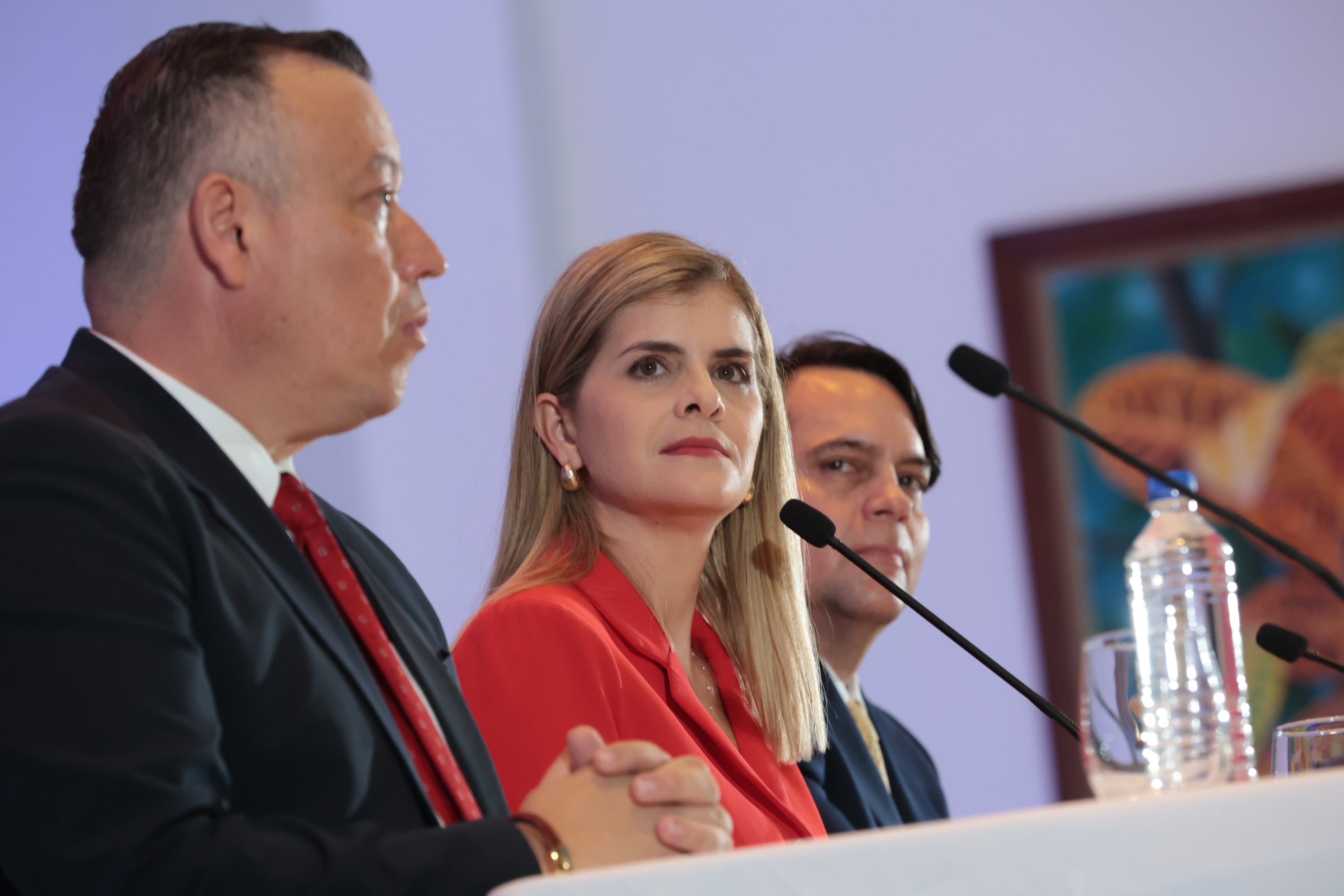 02/02/2026/ La presidente electa Laura Fernández brinda su primera conferencia de prensa junto a su esquivo de gobierno el vicepresidente electo Francisco Gamboa y el 2do vicepresidente electo Douglas Soto en el Holiday Inn AUROLA / Foto John Durán