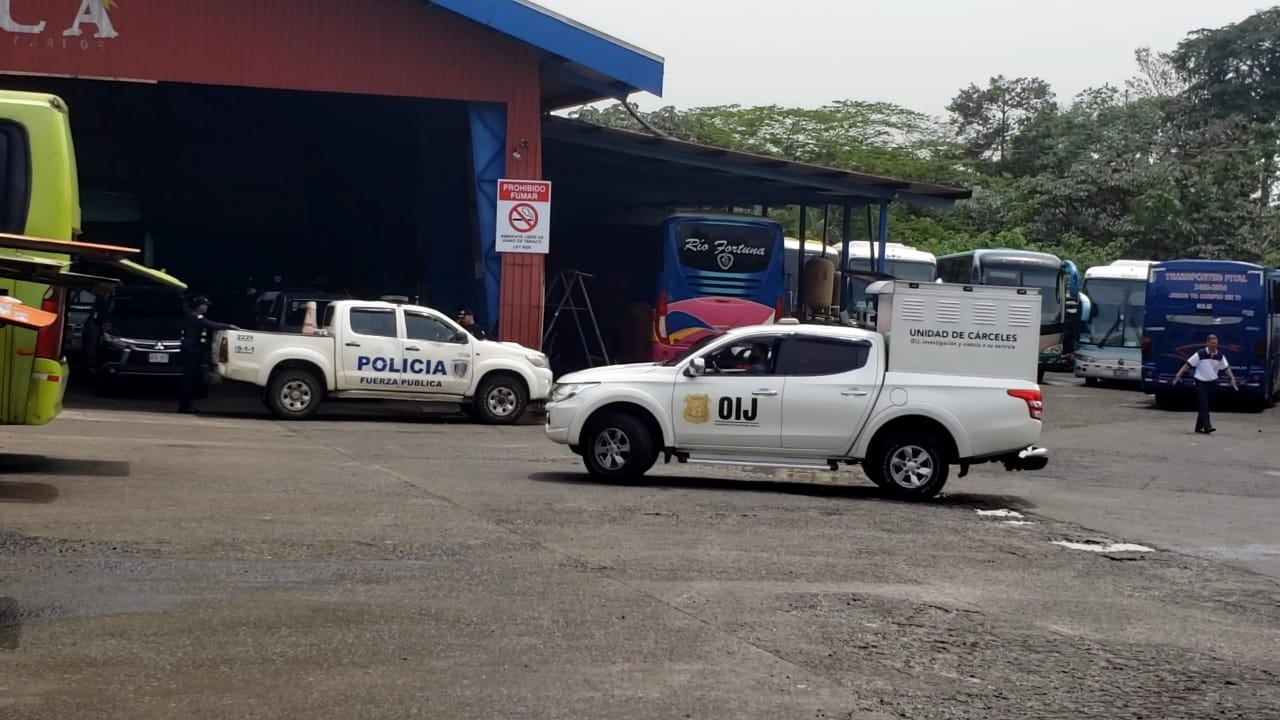 Entre lo decomisado están computadoras y documentos, cuyo contenido será analizado por los investigadores. A las 2:30 p. m. terminó la acción judicial. Foto: Edgar Chinchilla.
