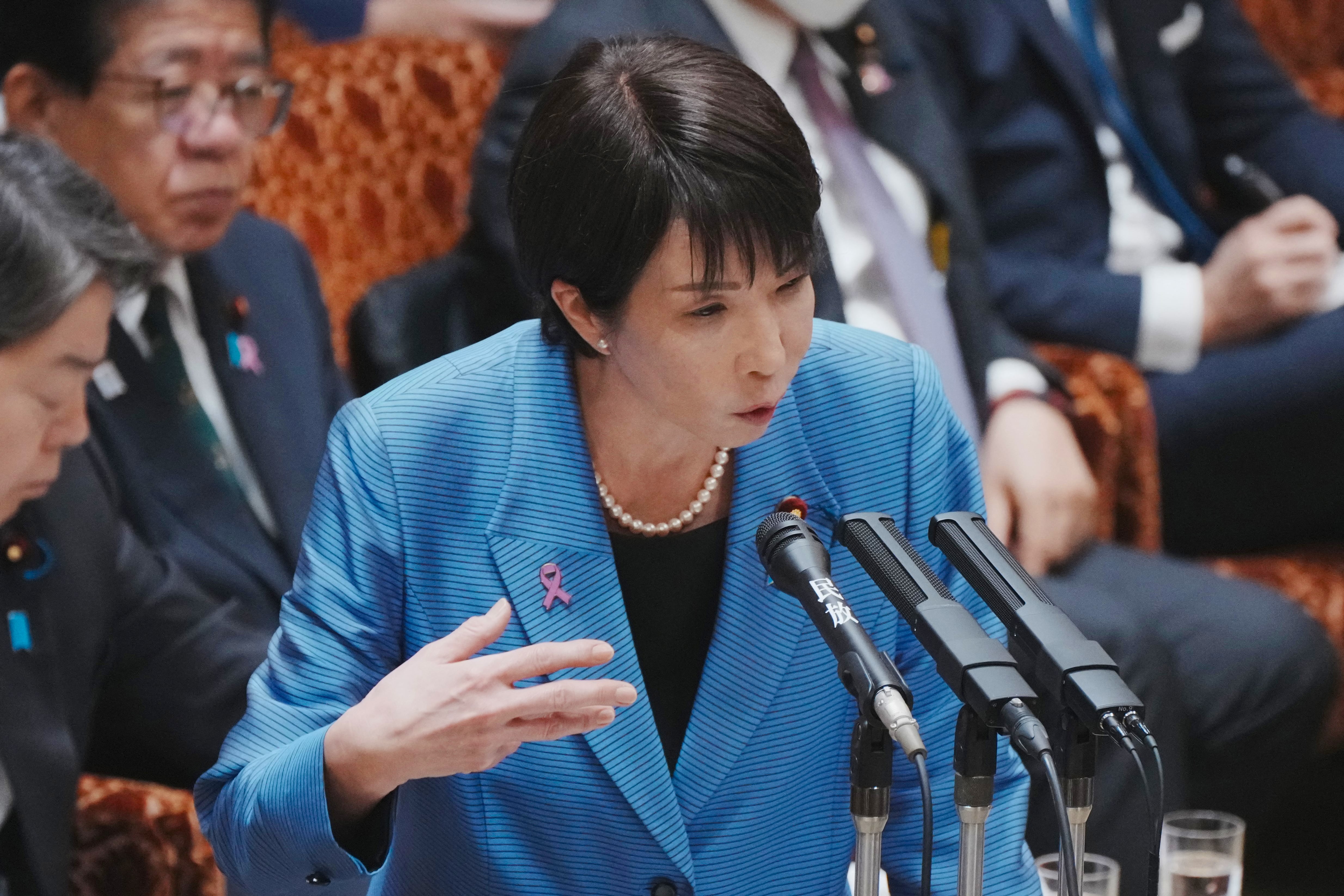 La primera ministra de Japón, Sanae Takaichi, responde a una pregunta durante una sesión del Comité de Presupuesto de la Cámara de Consejeros en la Dieta Nacional en Tokio el pasado 12 de noviembre. Fotografía: