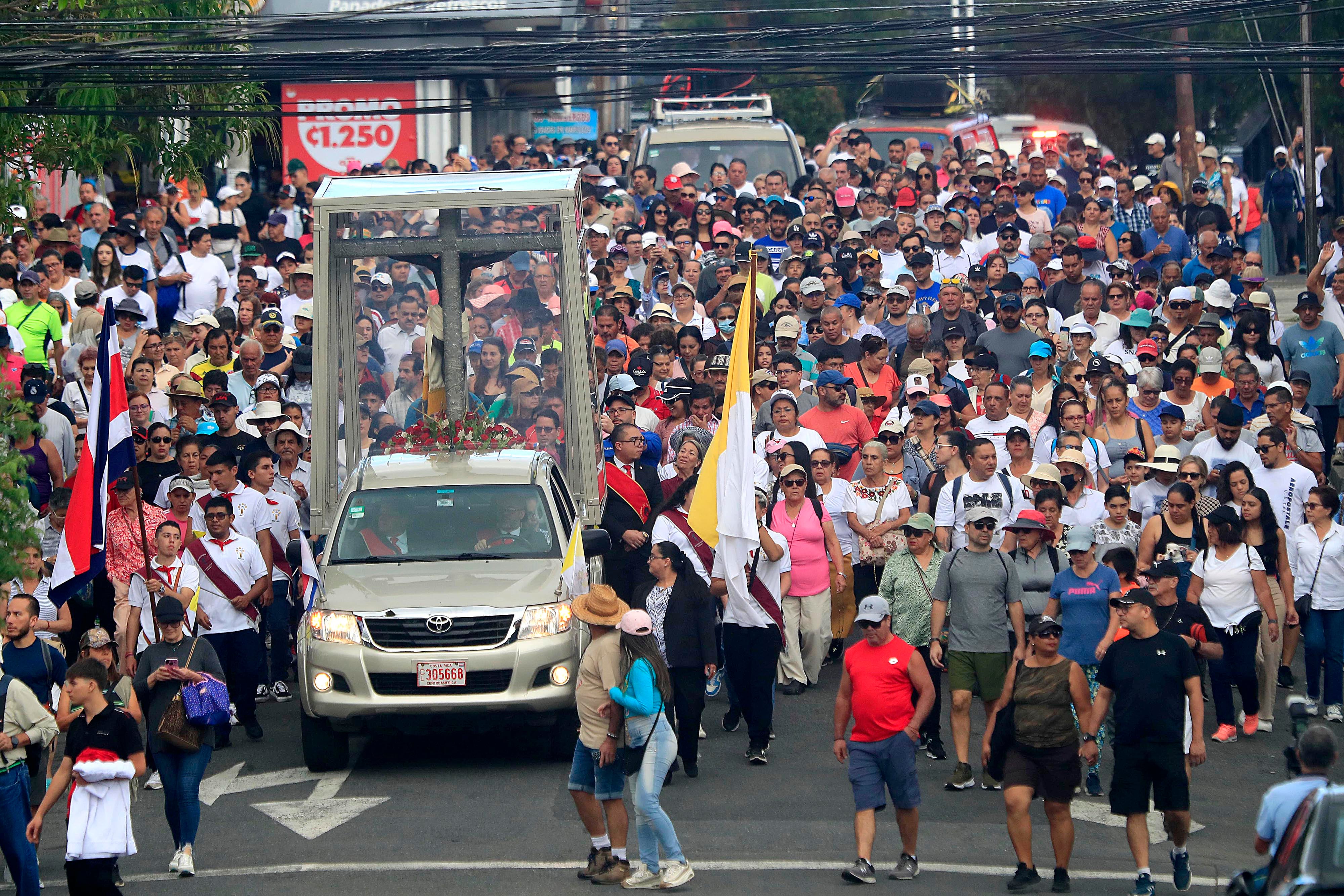 07/01/20023 San José. Romería con el Santo Cristo de Esquipulas desde la Catedral Metropolitana hasta la parroquia de Alajuelita, pasando por la comunidad de Cristo Rey conde el padre Sergio y los colaboradores de Obras del Espíritu Santo también le dieron el acostumbrado especial recibimiento de todos los años. La pequeña peregrinación también pasó por Sagrada Familia y Hatillo antes de llegar a su destino final.