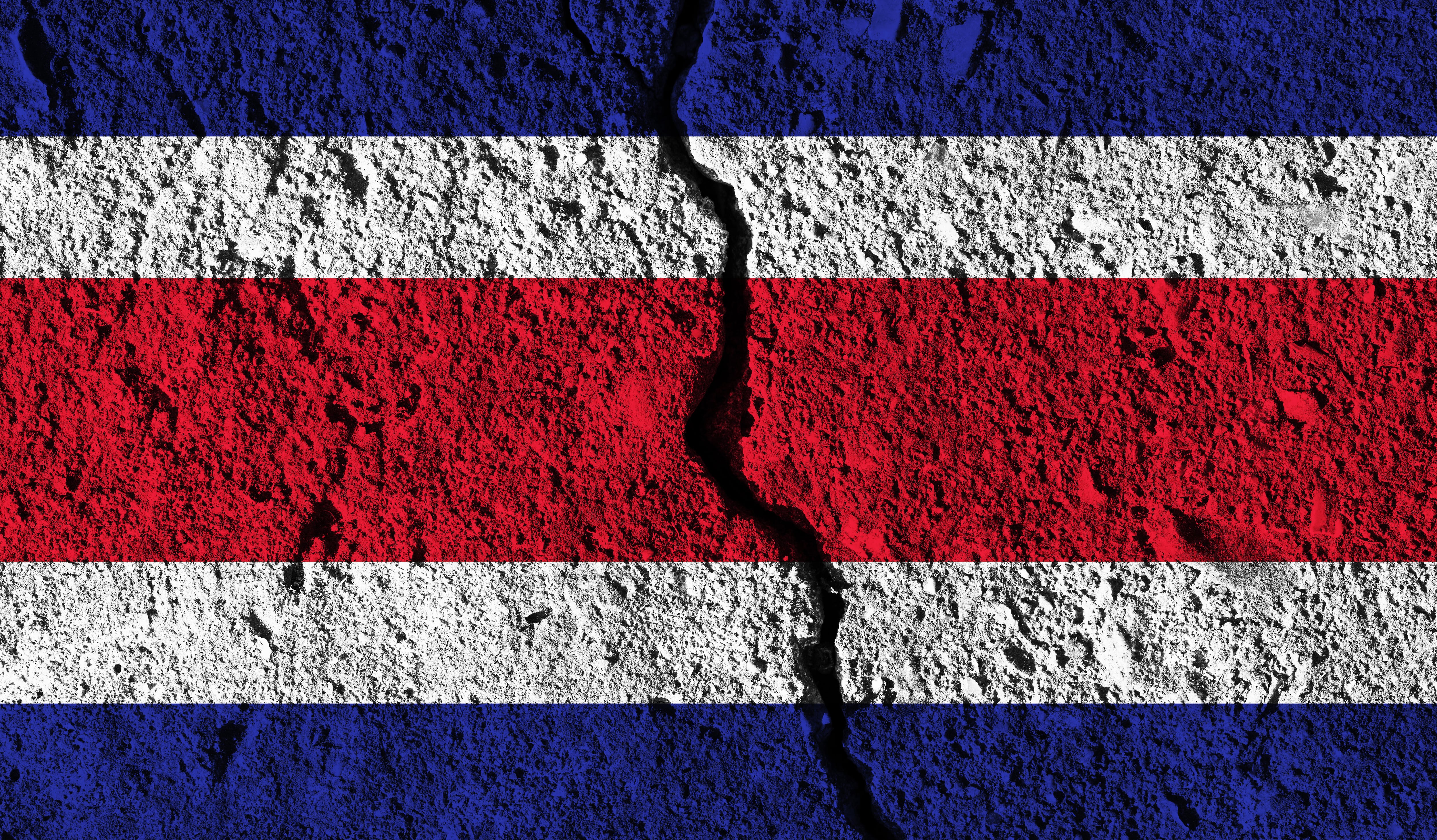Bandera de Costa Rica agrietada, grieta divide a Costa Rica, polarización, Costa Rica en crisis