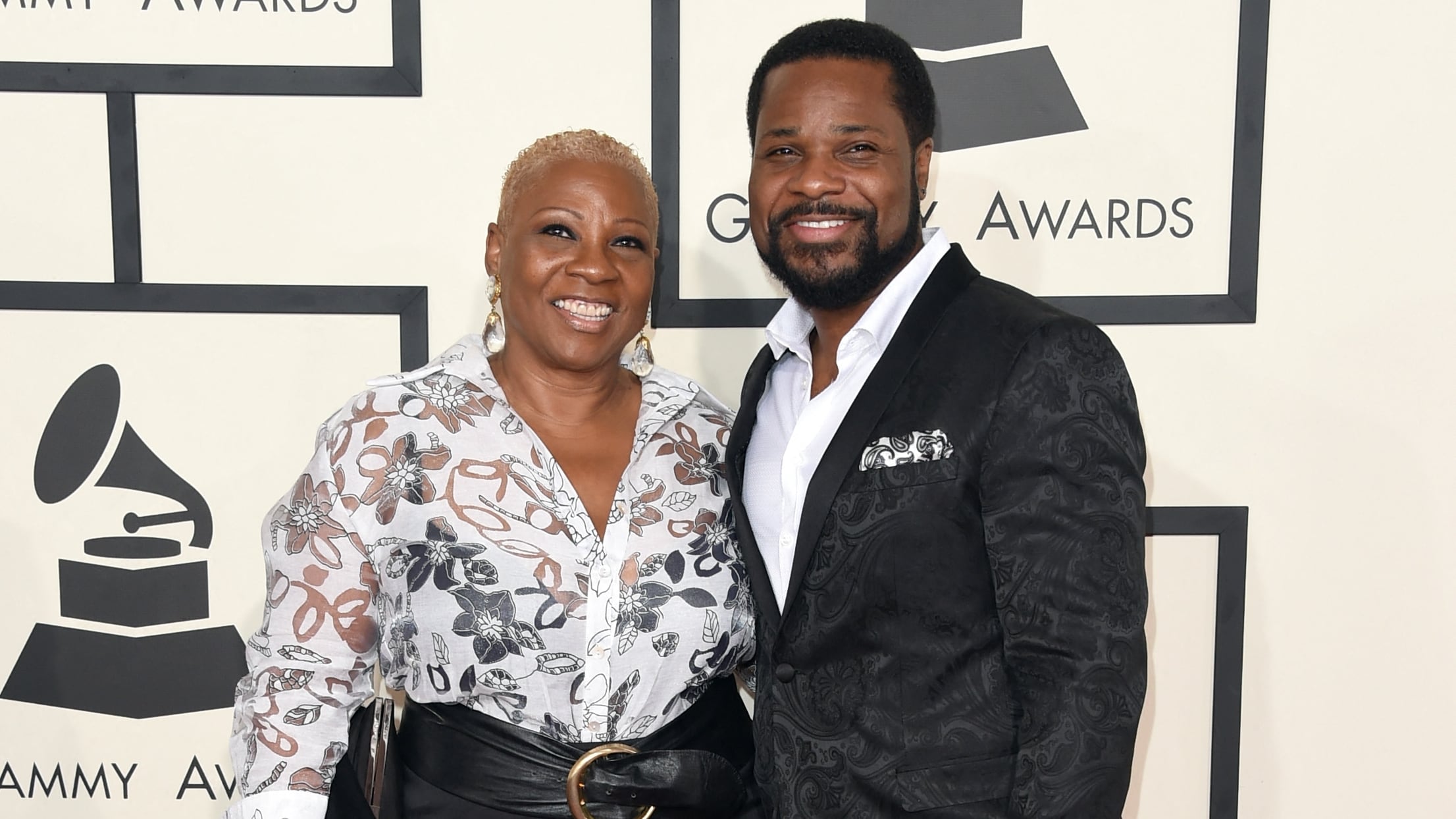 LOS ÁNGELES, California – 8 de febrero: el actor Malcolm-Jamal Warner (derecha) y Pamela Warner asisten a la 57.ª entrega anual de los Premios Grammy en el Staples Center el 8 de febrero de 2015 en Los Ángeles, California. Jason Merritt/Getty Images/AFP (Foto: Jason Merritt / Getty Images North America / Getty Images vía AFP).