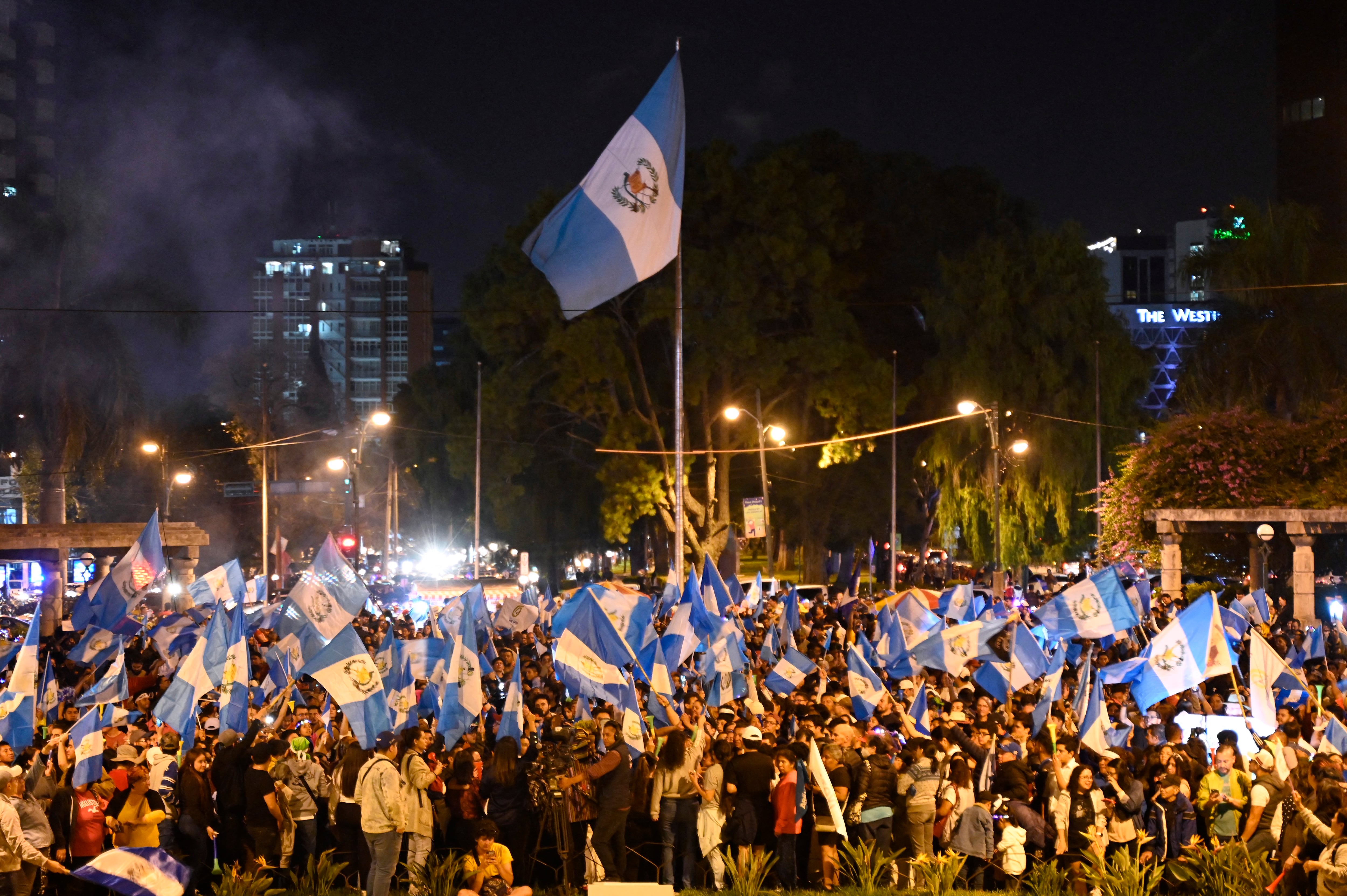 Imagen de los partidarios del candidato presidencial guatemalteco por el partido Semilla, Bernardo Arévalo, celebran los resultados de la segunda vuelta de las elecciones presidenciales en la ciudad de Guatemala
