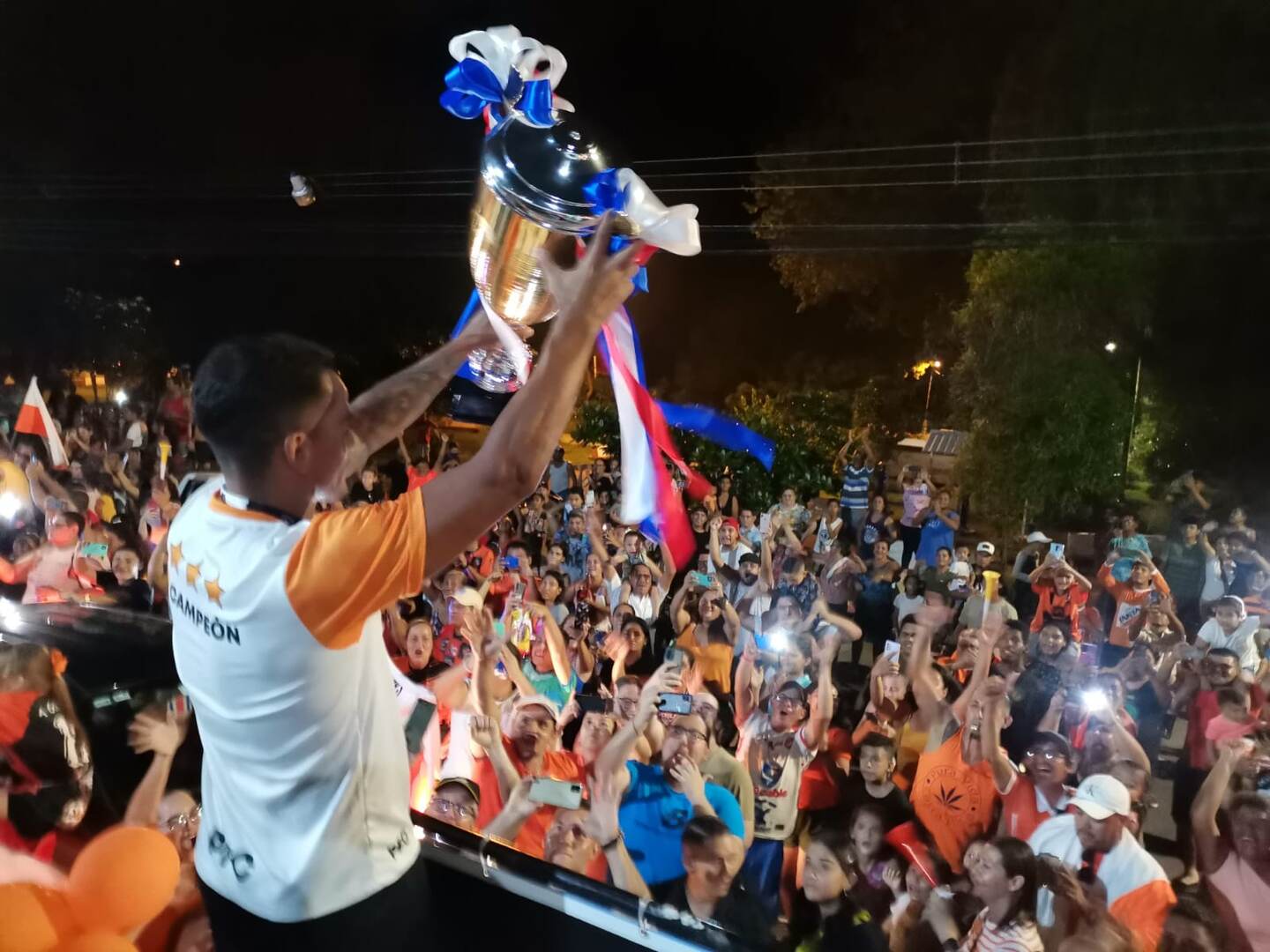 La locura en Puntarenas fue total para recibir a los jugadores que lograron el añorado ascenso a la máxima categoría y los futbolistas dedicaron el título a sus fanáticos,
