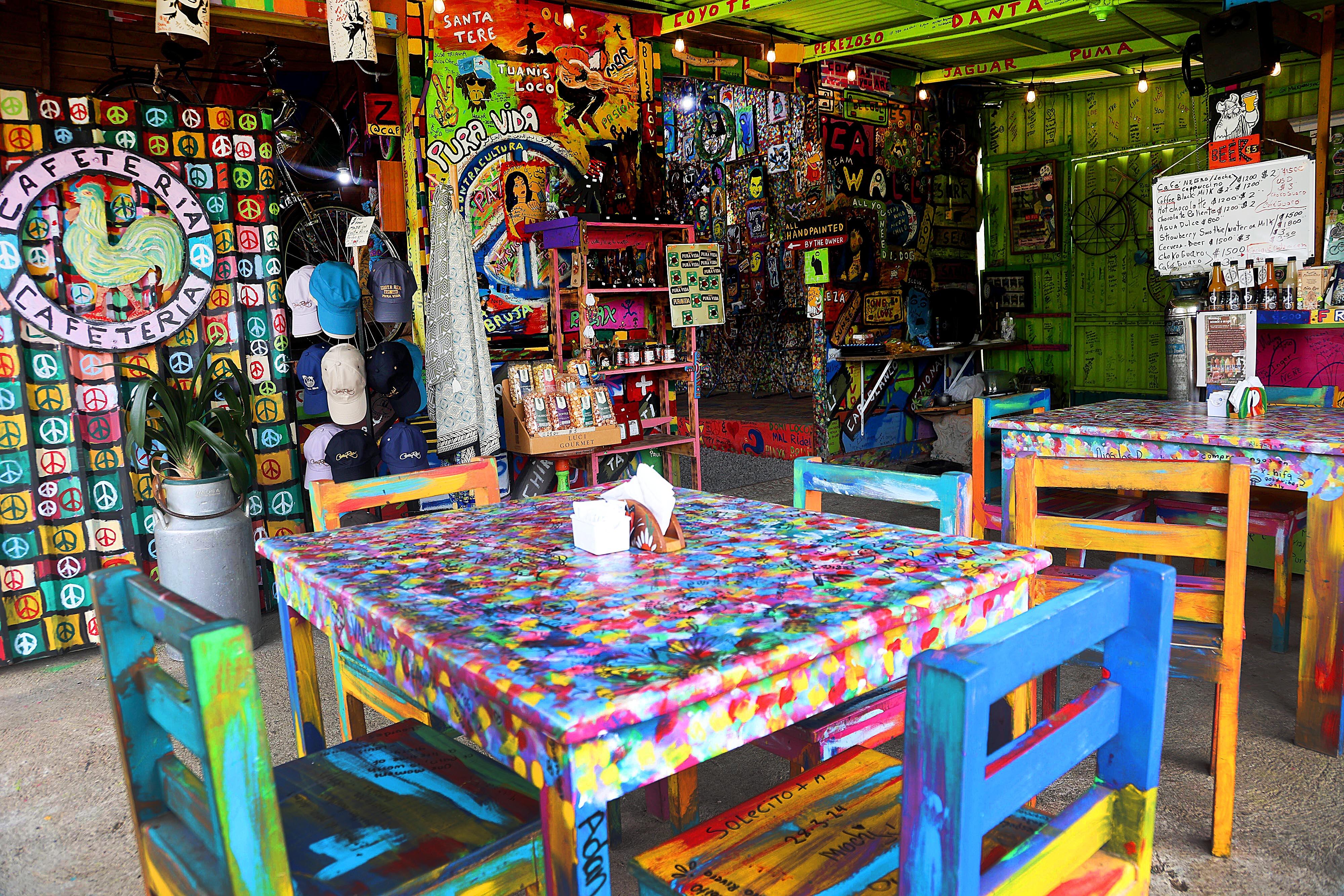 10/04/2024 Poasito de Alajuela. Café Pura Vida, en ruta hacia el Volcán Poás, unos 10 kilómetros antes del parque nacional, es un acogedor y encantador lugar que muestra desde la entrada hasta las paredes, cuadros y figuras, todas pintadas por su propietario Gustavo Sobrado, mucho de la idiosincracia costarricense. Sobrado, de hecho, afirma que su propósito es ofrecer hospitalidad a los turistas, sobre todo extranjeros, y que sientan que los ticos somos "pura vida" y que se lleven la mejor impresión del país. Foto: Rafael Pacheco Granados