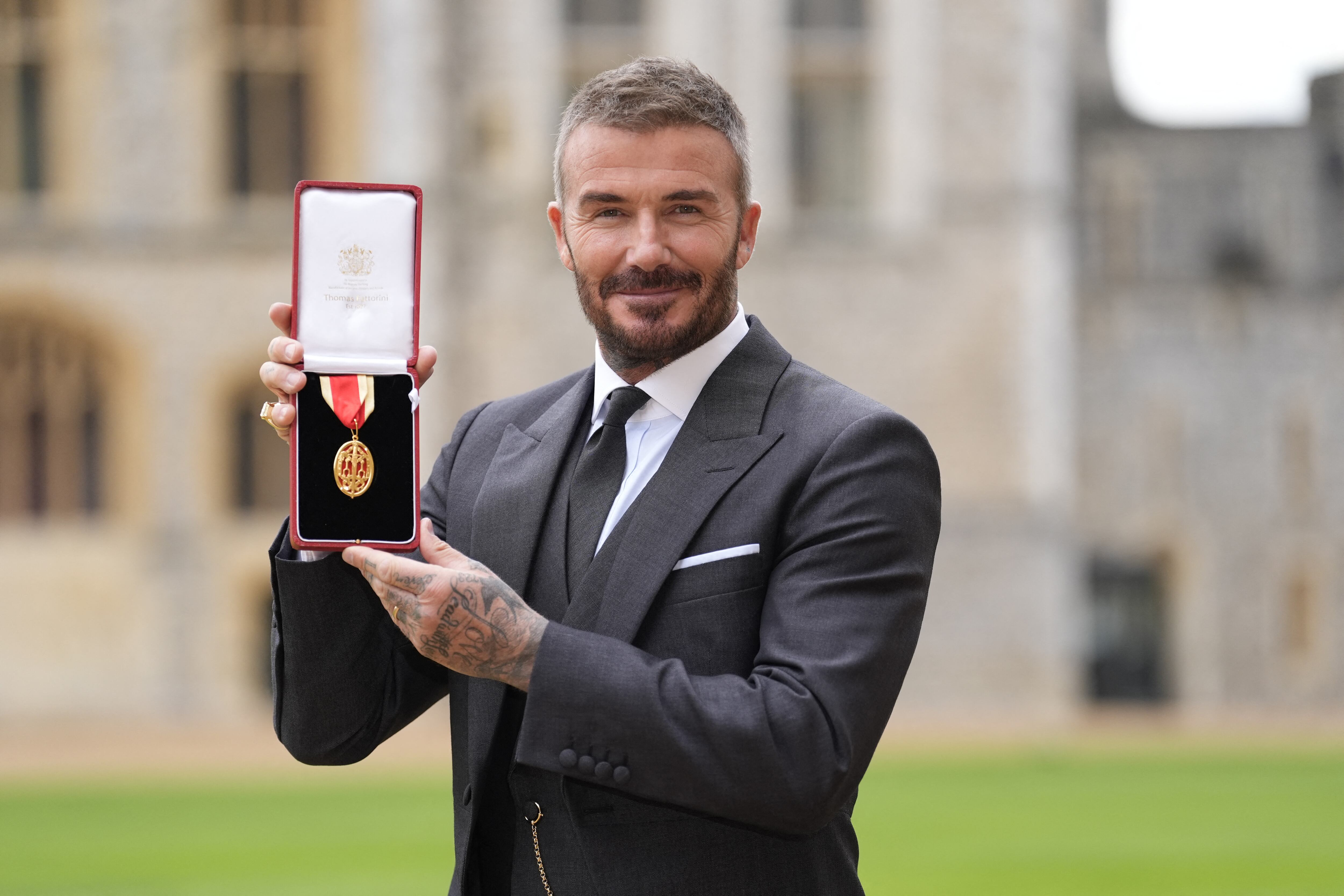 David Beckham fue investido oficialmente como caballero por el rey Carlos III en una ceremonia privada en el castillo de Windsor.