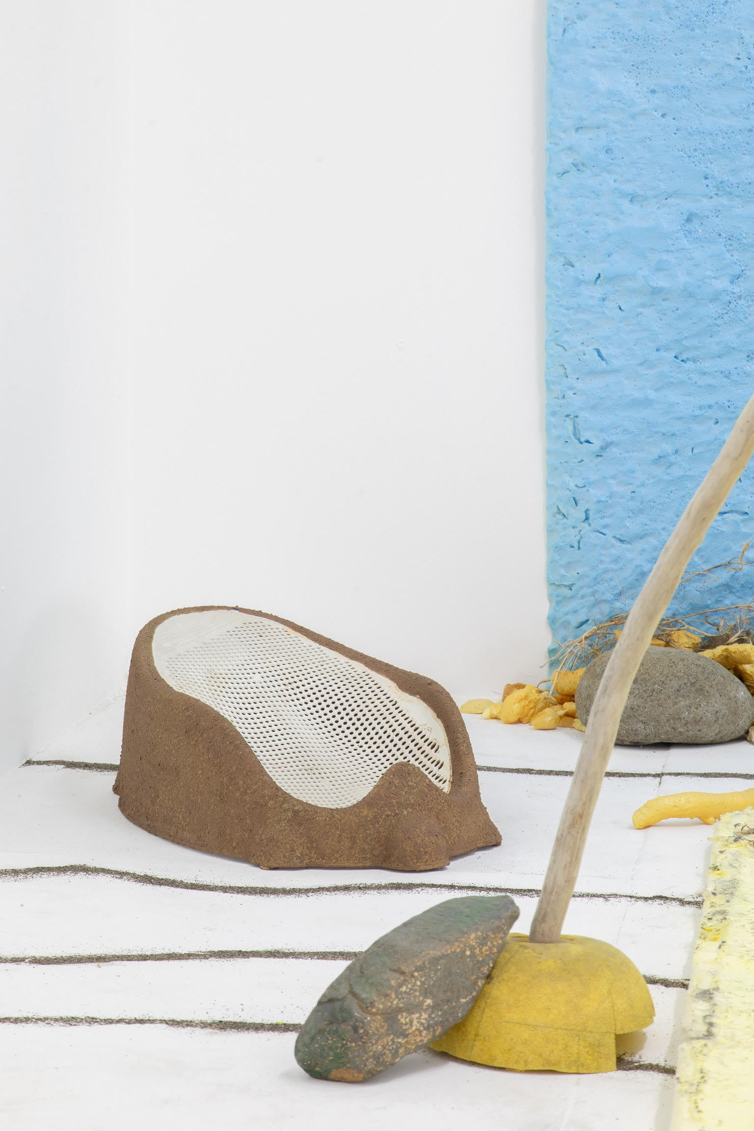 Detalles de la exposición 'Pan en la playa' de Elisa Flores, exhibida en Cero Uno.