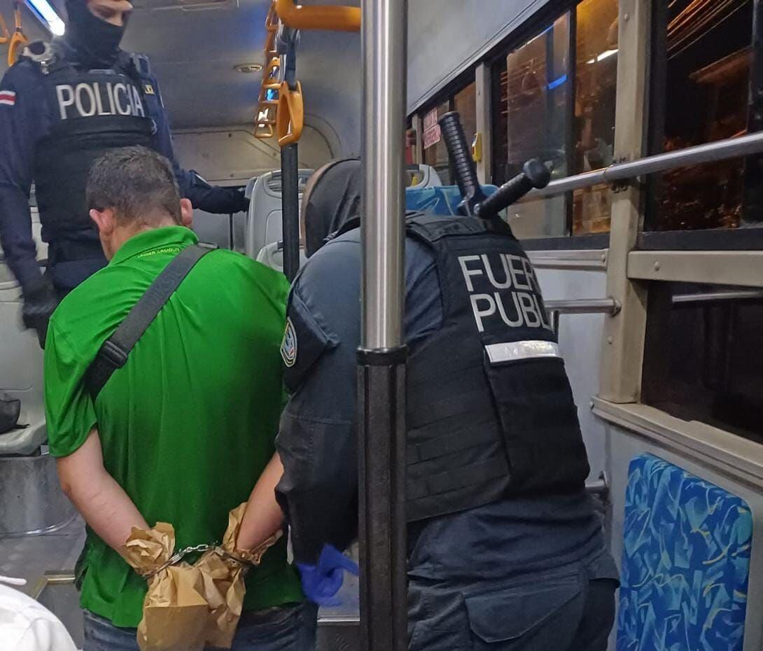 Imagen distribuida por Fuerza Pública del momento cuando eran detenidos los sospechosos en un autobús de la línea Dulce Nombre de La Unión. Fotografía: