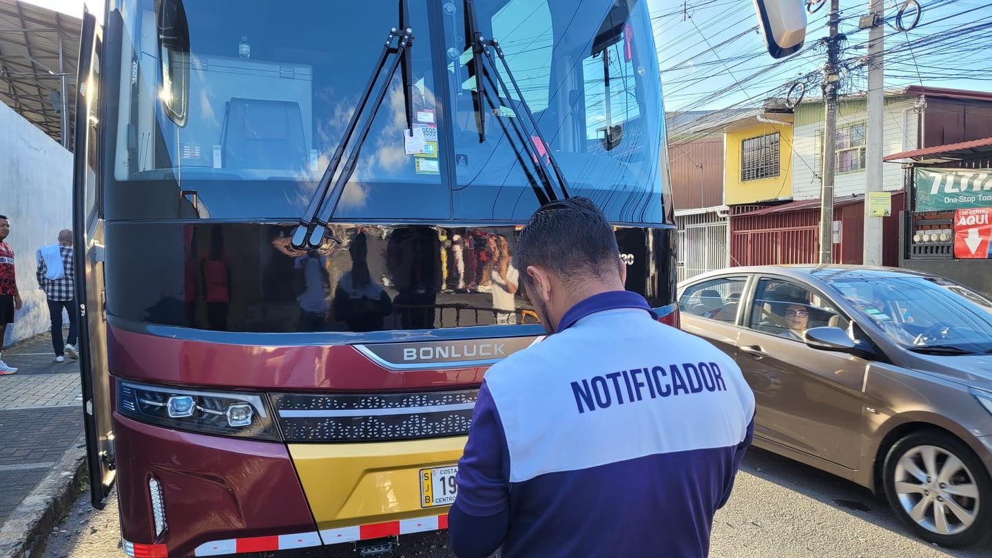 Este es el momento en el que un inspector de parquímetros genera las tres boletas de multa al bus que transportó a Liga Deportiva Alajuelense.