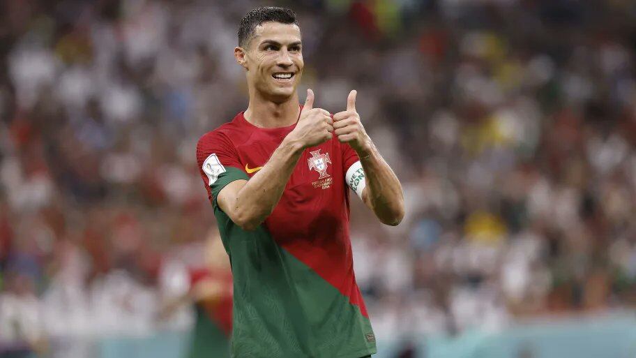 Fotos de Cristiano Ronaldo, en una se le ve en un estadio con la camiseta de Portugal y alzando los dedos en sentido de aprobación.