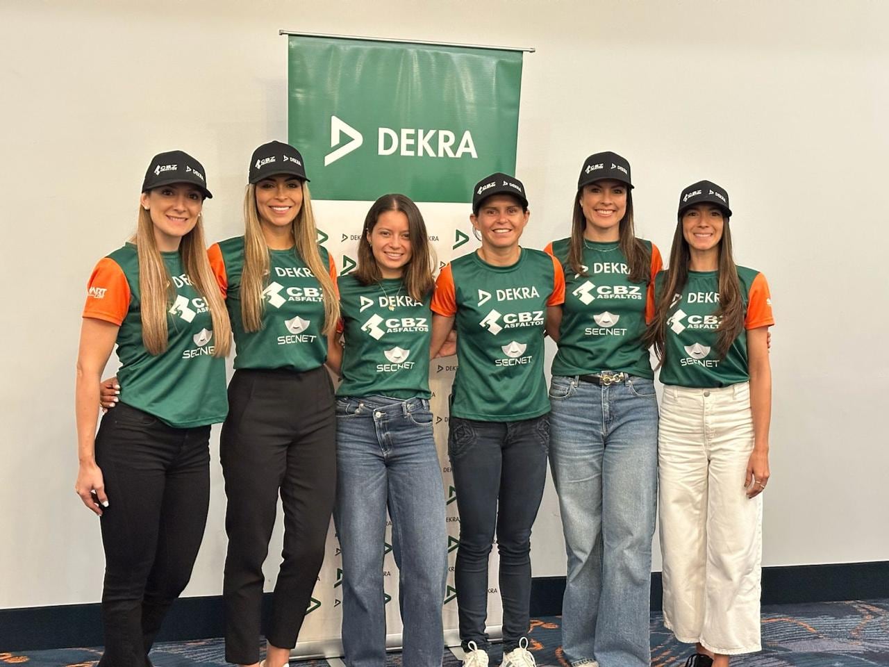 Ciclistas del equipo CBZ-DEKRA