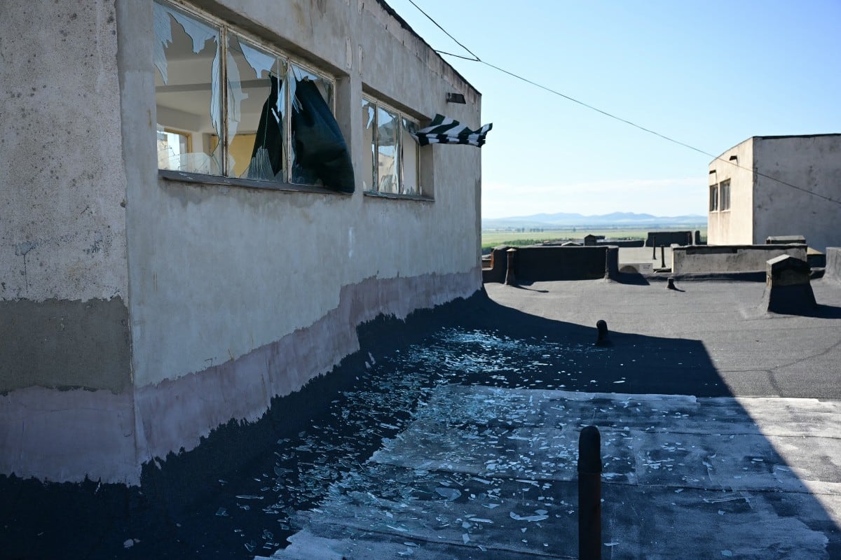 Una fotografía muestra restos de una ventana destrozada sobre el techo de un edificio ubicado frente al lugar donde un dron ruso impactó un complejo de apartamentos en Galați, en el este de Rumanía.