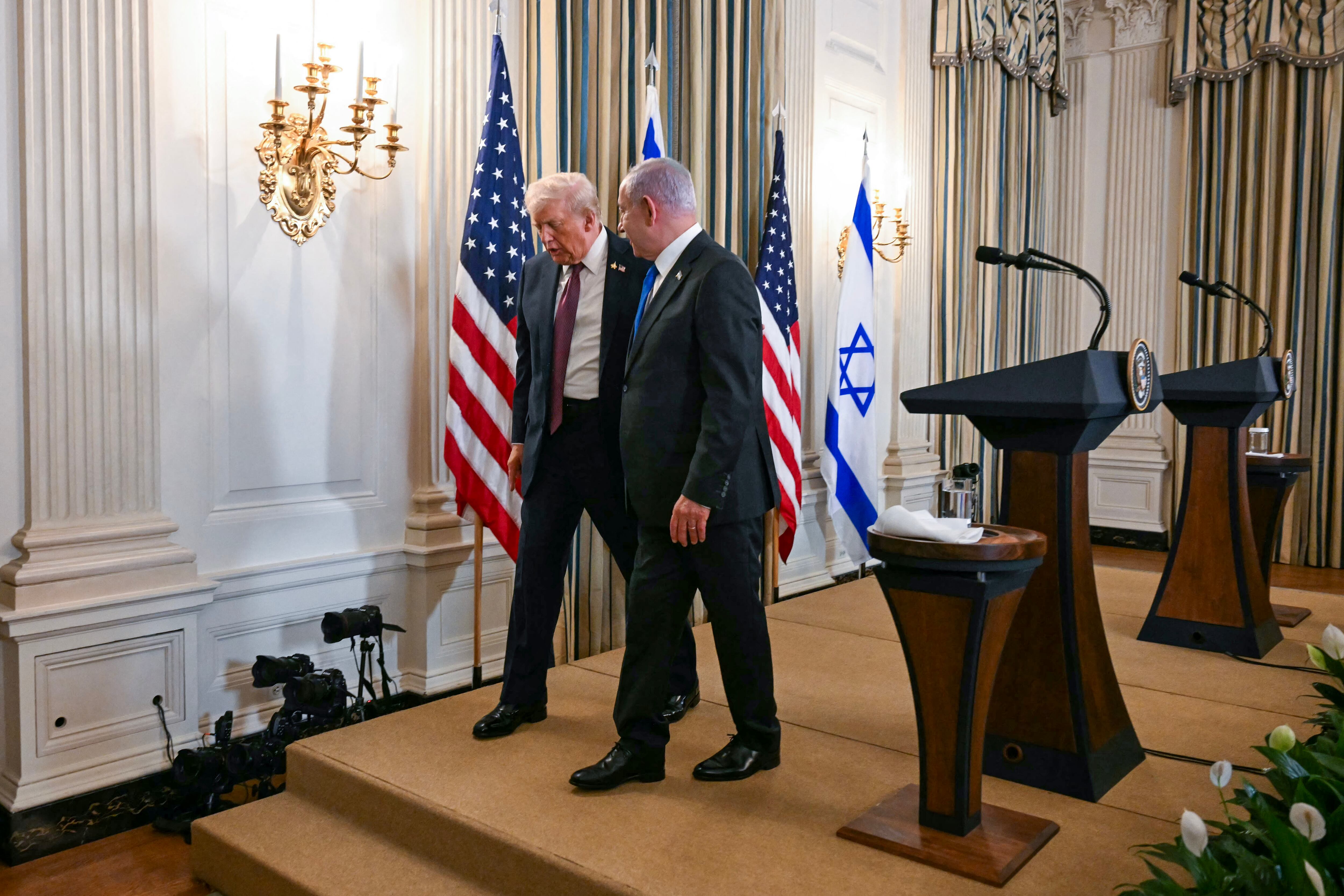 El presidente estadounidense Donald Trump y el primer ministro israelí, Benjamin Netanyahu (derecha) se retiran de los podios al finalizar una conferencia de prensa en el Comedor de Estado de la Casa Blanca en Washington D. C., este 29 de septiembre. Fotografía: