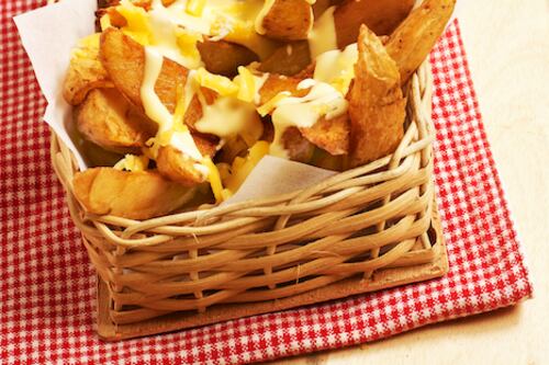 Medialunas de papa con salsa de queso cheddar