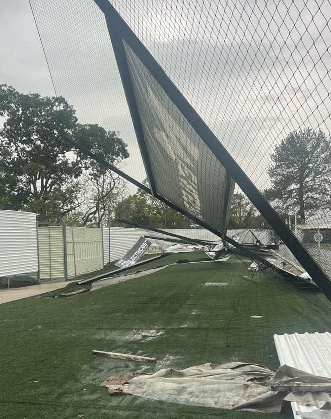 Las lluvias eran tan fuertes al igual que los vientos, que así quedó el Estadio Puente Piedra este sábado.