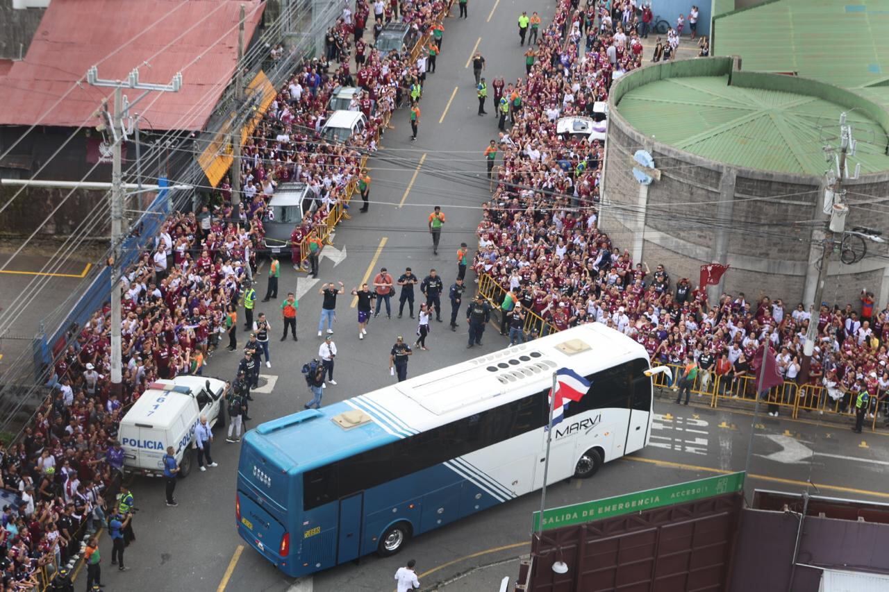 Liga Deportiva Alajuelense arribó al Estadio Ricardo Saprissa a las 2:09 p. m.