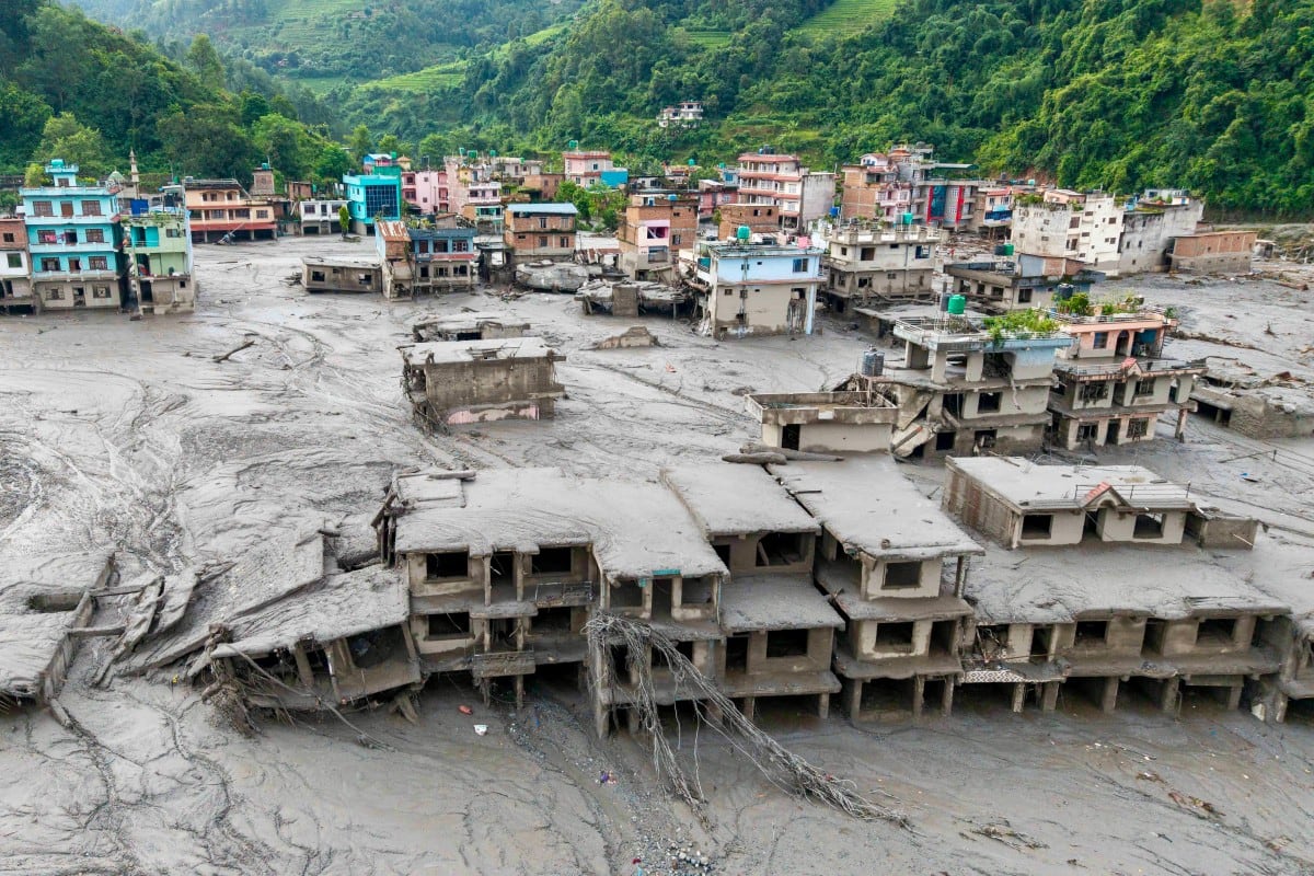 Una vista aérea muestra viviendas cubiertas de lodo tras las inundaciones repentinas en Devighat, municipio de Bidur, en el distrito de Nuwakot, Nepal, el 27 de agosto de 2026.