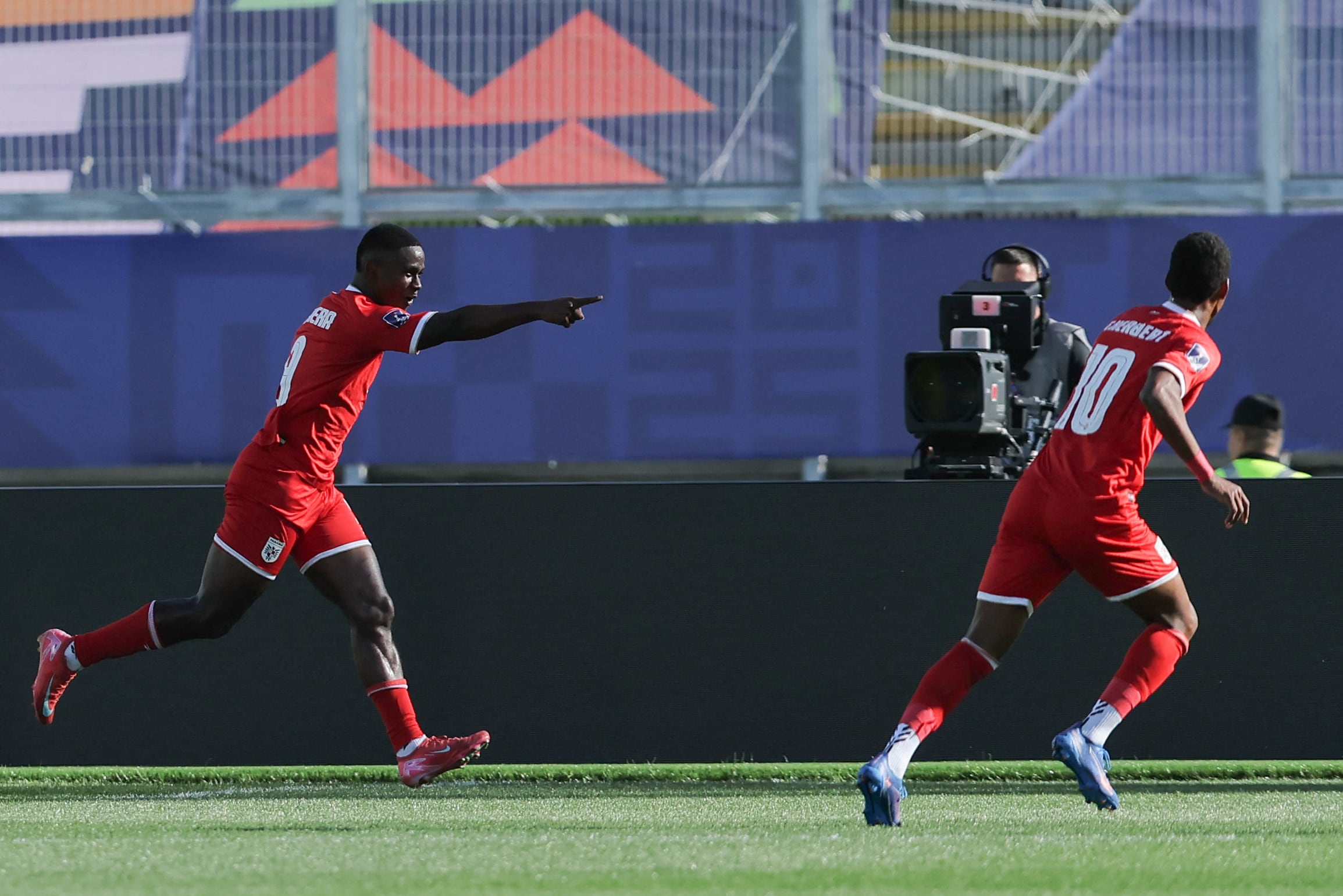 El delantero Gustavo Herrera celebra con su compañero Giovany Herbert tras anotar con Panamá ante Ucrania en el Campeonato Mundial Sub 20 que se disputa en Chile.